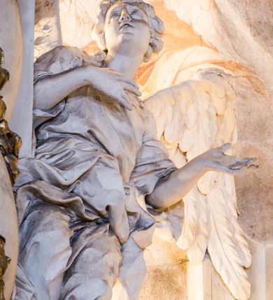 Zdjęcie nr 12: Zasadniczy ołtarz jest prostopadłościenny, z antepedium w technice skalioli, z owalnym polem, w którym znajduje się medalion obwiedziony kwiatami. Wydzielone wokół niego geometryczne pola pokryte są białą i czerwoną marmoryzacją. Za ołtarzem znajduje się monumentalna nastawa, składająca się z podwójnych cokołów, dwóch tylnych, ustawionych równolegle do prezbiterium, dwóch przednich ustawionych ukośnie, na których stoją osadzone na tle pilastrów kolumny o spiralnych trzonach. Po bokach kolumn unoszące się na chmurach uskrzydlone anioły w miękko modelowanych szatach. Trzony kolumn ozdobione wijącą się wokół nich wicią roślinną, ich kapitele w porządku kompozytowym podtrzymują belkowanie. Nad zewnętrznymi kolumnami unoszą się faliste naczółki, zaś nad wewnętrznymi siedzące anioły. Nad ołtarzem posadowiono dużych rozmiarów glorię promienistą z grupą aniołów i puttów. Pośrodku otwarta księga trzymana przez anioły z napisem: LIBER GENERATIONIS IESV CHRISTI. W polu środkowym nisza na obraz w kształcie prostokąta zamkniętego półkoliście, obwiedzionego rzeźbioną ramą z motywem liści lauru; na obrazie przedstawiona św. Anna Samotrzeć. Ołtarz flankują wsunięte do przodu figury św. Wojciecha i św. Stanisława, stojące na dostawionych do ścian bocznych prezbiterium cokołach, wybrzuszających się w górnej części. 