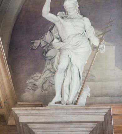 Zdjęcie nr 5: Na prostopadłościennej, wysokiej podstawie na kilkustopniowym podwyższeniu z dostawionym do niej ołtarzem, stoją personifikacje czterech Wydziałów Uniwersytetu – Teologii, Prawa, Medycyny i Sztuk Wyzwolonych, podtrzymujące trumnę z figurą putta w otoczeniu obłoków, które prawą ręką wskazuje na świętego, a lewą na posrebrzaną rzeźbę Baranka Apokaliptycznego na tle glorii i znajdującą poniżej banderolę z napisem: "Et lucerna eius est Agnus". Trumna ma kształt wybrzuszonego dołem sarkofagu z wiekiem ujętym dwiema wolutami. Ołtarz z antepedium wykonanym w technice skalioli z wyobrażeniem uskrzydlonego anioła trzymającego w rękach wieńce z kwiatów i lauru otoczonego witkami palm i rozlokowany i swobodnie pękami różnokolorowych kwiatków. Wokół grupy ustawiono cztery wolnostojące wysokie kolumny posadowione na wysokich postumentach, których ścianki są ozdobione czarnymi medalionami z motywami kwiatów wykonanymi w technice skalioli. Kolumny mają  skręcone trzony i kompozytowe kapitele, dźwigające odcinki belkowania, na których umieszczono figury czterech świętych Janów – Jana Chrzciciela, Jana Ewangelisty, Jana Kantego i Jana z Damaszku. 



