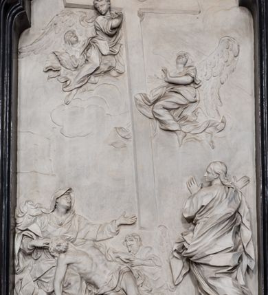 Zdjęcie nr 19: Ołtarz ustawiony na trójstopniowym podeście, prostopadłościenny, z antepedium z dekoracją w technice skaliola z pól geometrycznych dzielonych listwami i wypełniony drobnymi, wielobarwnymi kwiatkami. Za ołtarzem monumentalna nastawa utworzona z pilastrów i ukośnie ustawionych filarów stojących na wysokich postumentach. Ich trzony są kanelowane, a kapitele utworzone z jońskich wolut i przewiązanych taśmą lilijek. Nad kapitelami wznosi się belkowanie, nad zewnętrznymi pilastrami zwieńczone falistymi naczółkami, nad wewnętrznymi grupami uskrzydlonych puttów. Pośrodku znajduje się prostokątna wnęka zakończona łukiem półkolistym, nadwieszonym, w profilowanej ramie. W niej stiukowy relief przedstawiający Chwałę Krzyża Świętego adorowanego przez Matkę Boską z martwym Chrystusem spoczywającym na jej kolanach oraz przez św. Jana Ewangelistę odwróconego do widza plecami. Maria ukazana frontalnie, ubrana w rozłożystą suknię i  płaszcz zarzucony na głowę, z prawą ręką dotykająca głowy Jezusa, z lewą wyciągniętą do przodu. Jan przedstawiony w wykroku, z rękami wysuniętymi przed siebie, ubrany w suknię i płaszcz odkrywający lewy bark. Za Chrystusem ukazany anioł trzymający jego rękę. Nad nimi grupa aniołów unoszących krzyż. Ponad wnęką widnieje promienista, złocona gloria, z postacią Boga Ojca zasiadającego w chmurach, z gołębicą Ducha Świętego, puttami i główkami aniołów. Po bokach stoją figury św. Weroniki i św. Longina. Święta jest ubrana w długą, ekspresyjnie marszczoną suknię, w rękach trzyma rozłożoną chustę z twarzą Chrystusa. Longin jest przestawiony w zbroi rzymskiego legionisty, z długim, efektownie formowanym płaszczem, z lanca w prawej dłoni. 
