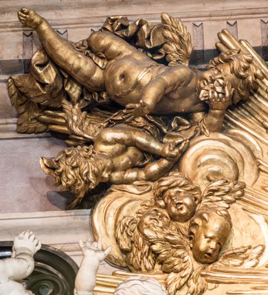 Zdjęcie nr 16: Ołtarz ustawiony na trójstopniowym podeście, prostopadłościenny, z antepedium z dekoracją w technice skaliola z pól geometrycznych dzielonych listwami i wypełniony drobnymi, wielobarwnymi kwiatkami. Za ołtarzem monumentalna nastawa utworzona z pilastrów i ukośnie ustawionych filarów stojących na wysokich postumentach. Ich trzony są kanelowane, a kapitele utworzone z jońskich wolut i przewiązanych taśmą lilijek. Nad kapitelami wznosi się belkowanie, nad zewnętrznymi pilastrami zwieńczone falistymi naczółkami, nad wewnętrznymi grupami uskrzydlonych puttów. Pośrodku znajduje się prostokątna wnęka zakończona łukiem półkolistym, nadwieszonym, w profilowanej ramie. W niej stiukowy relief przedstawiający Chwałę Krzyża Świętego adorowanego przez Matkę Boską z martwym Chrystusem spoczywającym na jej kolanach oraz przez św. Jana Ewangelistę odwróconego do widza plecami. Maria ukazana frontalnie, ubrana w rozłożystą suknię i  płaszcz zarzucony na głowę, z prawą ręką dotykająca głowy Jezusa, z lewą wyciągniętą do przodu. Jan przedstawiony w wykroku, z rękami wysuniętymi przed siebie, ubrany w suknię i płaszcz odkrywający lewy bark. Za Chrystusem ukazany anioł trzymający jego rękę. Nad nimi grupa aniołów unoszących krzyż. Ponad wnęką widnieje promienista, złocona gloria, z postacią Boga Ojca zasiadającego w chmurach, z gołębicą Ducha Świętego, puttami i główkami aniołów. Po bokach stoją figury św. Weroniki i św. Longina. Święta jest ubrana w długą, ekspresyjnie marszczoną suknię, w rękach trzyma rozłożoną chustę z twarzą Chrystusa. Longin jest przestawiony w zbroi rzymskiego legionisty, z długim, efektownie formowanym płaszczem, z lanca w prawej dłoni. 
