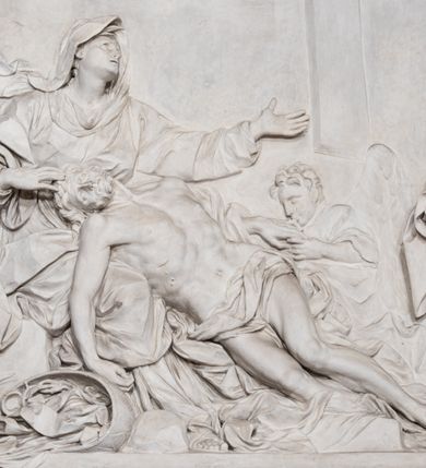 Zdjęcie nr 20: Ołtarz ustawiony na trójstopniowym podeście, prostopadłościenny, z antepedium z dekoracją w technice skaliola z pól geometrycznych dzielonych listwami i wypełniony drobnymi, wielobarwnymi kwiatkami. Za ołtarzem monumentalna nastawa utworzona z pilastrów i ukośnie ustawionych filarów stojących na wysokich postumentach. Ich trzony są kanelowane, a kapitele utworzone z jońskich wolut i przewiązanych taśmą lilijek. Nad kapitelami wznosi się belkowanie, nad zewnętrznymi pilastrami zwieńczone falistymi naczółkami, nad wewnętrznymi grupami uskrzydlonych puttów. Pośrodku znajduje się prostokątna wnęka zakończona łukiem półkolistym, nadwieszonym, w profilowanej ramie. W niej stiukowy relief przedstawiający Chwałę Krzyża Świętego adorowanego przez Matkę Boską z martwym Chrystusem spoczywającym na jej kolanach oraz przez św. Jana Ewangelistę odwróconego do widza plecami. Maria ukazana frontalnie, ubrana w rozłożystą suknię i  płaszcz zarzucony na głowę, z prawą ręką dotykająca głowy Jezusa, z lewą wyciągniętą do przodu. Jan przedstawiony w wykroku, z rękami wysuniętymi przed siebie, ubrany w suknię i płaszcz odkrywający lewy bark. Za Chrystusem ukazany anioł trzymający jego rękę. Nad nimi grupa aniołów unoszących krzyż. Ponad wnęką widnieje promienista, złocona gloria, z postacią Boga Ojca zasiadającego w chmurach, z gołębicą Ducha Świętego, puttami i główkami aniołów. Po bokach stoją figury św. Weroniki i św. Longina. Święta jest ubrana w długą, ekspresyjnie marszczoną suknię, w rękach trzyma rozłożoną chustę z twarzą Chrystusa. Longin jest przestawiony w zbroi rzymskiego legionisty, z długim, efektownie formowanym płaszczem, z lanca w prawej dłoni. 
