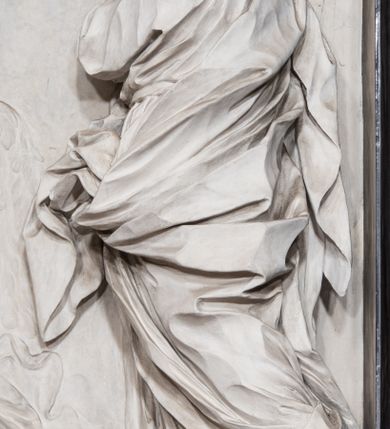 Zdjęcie nr 7: Ołtarz ustawiony na trójstopniowym podeście, prostopadłościenny, z antepedium z dekoracją w technice skaliola z pól geometrycznych dzielonych listwami i wypełniony drobnymi, wielobarwnymi kwiatkami. Za ołtarzem monumentalna nastawa utworzona z pilastrów i ukośnie ustawionych filarów stojących na wysokich postumentach. Ich trzony są kanelowane, a kapitele utworzone z jońskich wolut i przewiązanych taśmą lilijek. Nad kapitelami wznosi się belkowanie, nad zewnętrznymi pilastrami zwieńczone falistymi naczółkami, nad wewnętrznymi grupami uskrzydlonych puttów. Pośrodku znajduje się prostokątna wnęka zakończona łukiem półkolistym, nadwieszonym, w profilowanej ramie. W niej stiukowy relief przedstawiający Chwałę Krzyża Świętego adorowanego przez Matkę Boską z martwym Chrystusem spoczywającym na jej kolanach oraz przez św. Jana Ewangelistę odwróconego do widza plecami. Maria ukazana frontalnie, ubrana w rozłożystą suknię i  płaszcz zarzucony na głowę, z prawą ręką dotykająca głowy Jezusa, z lewą wyciągniętą do przodu. Jan przedstawiony w wykroku, z rękami wysuniętymi przed siebie, ubrany w suknię i płaszcz odkrywający lewy bark. Za Chrystusem ukazany anioł trzymający jego rękę. Nad nimi grupa aniołów unoszących krzyż. Ponad wnęką widnieje promienista, złocona gloria, z postacią Boga Ojca zasiadającego w chmurach, z gołębicą Ducha Świętego, puttami i główkami aniołów. Po bokach stoją figury św. Weroniki i św. Longina. Święta jest ubrana w długą, ekspresyjnie marszczoną suknię, w rękach trzyma rozłożoną chustę z twarzą Chrystusa. Longin jest przestawiony w zbroi rzymskiego legionisty, z długim, efektownie formowanym płaszczem, z lanca w prawej dłoni. 
