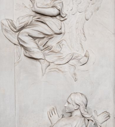 Zdjęcie nr 4: Ołtarz ustawiony na trójstopniowym podeście, prostopadłościenny, z antepedium z dekoracją w technice skaliola z pól geometrycznych dzielonych listwami i wypełniony drobnymi, wielobarwnymi kwiatkami. Za ołtarzem monumentalna nastawa utworzona z pilastrów i ukośnie ustawionych filarów stojących na wysokich postumentach. Ich trzony są kanelowane, a kapitele utworzone z jońskich wolut i przewiązanych taśmą lilijek. Nad kapitelami wznosi się belkowanie, nad zewnętrznymi pilastrami zwieńczone falistymi naczółkami, nad wewnętrznymi grupami uskrzydlonych puttów. Pośrodku znajduje się prostokątna wnęka zakończona łukiem półkolistym, nadwieszonym, w profilowanej ramie. W niej stiukowy relief przedstawiający Chwałę Krzyża Świętego adorowanego przez Matkę Boską z martwym Chrystusem spoczywającym na jej kolanach oraz przez św. Jana Ewangelistę odwróconego do widza plecami. Maria ukazana frontalnie, ubrana w rozłożystą suknię i  płaszcz zarzucony na głowę, z prawą ręką dotykająca głowy Jezusa, z lewą wyciągniętą do przodu. Jan przedstawiony w wykroku, z rękami wysuniętymi przed siebie, ubrany w suknię i płaszcz odkrywający lewy bark. Za Chrystusem ukazany anioł trzymający jego rękę. Nad nimi grupa aniołów unoszących krzyż. Ponad wnęką widnieje promienista, złocona gloria, z postacią Boga Ojca zasiadającego w chmurach, z gołębicą Ducha Świętego, puttami i główkami aniołów. Po bokach stoją figury św. Weroniki i św. Longina. Święta jest ubrana w długą, ekspresyjnie marszczoną suknię, w rękach trzyma rozłożoną chustę z twarzą Chrystusa. Longin jest przestawiony w zbroi rzymskiego legionisty, z długim, efektownie formowanym płaszczem, z lanca w prawej dłoni. 
