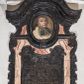 Zdjęcie nr 1: Epitafium w kształcie pionowej tablicy, ujętej spływami wolutowymi z kampanulami, z owalnym polem na portret, zwieńczonej profilowanym, falistym gzymsem. U dołu kartusz z herbem Prus III pod kapeluszem kanonickim zwieńczony muszlą. Portret ujęty profilowaniem z dwiema taśmami, przedstawia mężczyznę w popiersiu, w białym kołnierzu z turkusowymi befkami, z głową ukazaną w trzech czwartych, zwróconą lekko w lewo. Jego twarz jest pełna, nos wydatny, prosty, oczy otwarte, spoglądają wprost, usta zamknięte, wyraziście zaznaczone czerwienią, włosy krótkie, kręcone na bokach, odsłaniające niewielkie zakola. Tło nieokreślone, w tonacji brązów. Tablica z inskrypcją prostokątna, o zaoblonych, ujętych ceownicami narożach i wyciętych niemal półkoliście krótszych bokach, w niej złocona inskrypcja: &quot;D(EO) O(PTIMO) M(AXIMO) / IOANNI IOSEPHO / RYGALSKI /  SACRAE THEOLOGIAE DOCTRO I PROFESSORI / ECCLESIAE COLLEGIATAE SANCTI FLORIANI CUSTODI / UNIVERSITATIS ALMAE / FILIO PATRI RECTORI / SAPIENTI MUNIFICIO MORIGERO / CARO MAGNIFICO / QUI TURRES ISTIUS TEMPLI AERE PANNONIO/ TECTAS ASTRIS INTULIT. / COLLEGIATAS et PAROCHIALEM VETERO CORCINENSEM / QUAS REXIT et ORNAVIT ECCLESIAS / SACRA SUPELLECTILI DITAVIT. / ANNO SALUTIS GENERIS HUMANI MDCCLXXIX / AETATIS LXI / VIAM UNIVERSAE CARNIS INGRESSO / FIDI DOLENTES EXECUTORES / AMORIS MEMORIAE ERGO / POSUERE / Quid Solutis est Beatius curis / Cum mensonus reponit ac peregrino / Labore fessi venimus Patriam ad nostram / Hoc est quod unum est pio laboribus antis!&quot;. 
