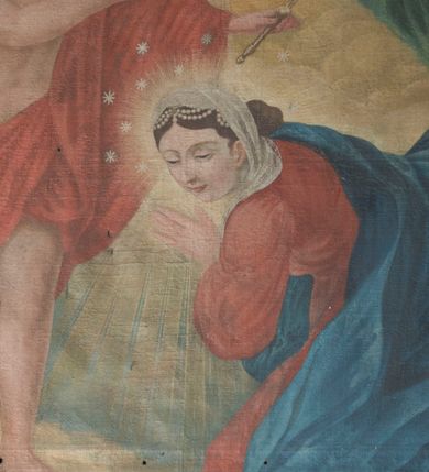 Zdjęcie nr 1: Obraz w kształcie stojącego prostokąta, ujęty drewnianą, profilowaną, złoconą ramą zawiera scenę Ukoronowania Najświętszej Marii Panny. Prawą, dolną część kompozycji zajmuje przyklękająca na obłoku, pochylona i zwrócona profilem w lewo sylwetka Matki Boskiej. Odwróconą w trzech czwartych głowę charakteryzuje owalna twarz o pełnych rysach i półprzymkniętych oczach. Zebrane do tyłu, ciemnobrązowe włosy, ozdobione sznurami pereł, częściowo osłania biała chusta owinięta wokół szyi. Maria ubrana jest w czerwoną suknię i ciemnoniebieski płaszcz. Ręce złożone są w geście modlitewnym. Głowę okala promienisty nimb oraz 12 gwiazd ułożonych w dwóch kręgach. Lewą część kompozycji zajmuje sylwetka stojącego na obłoku Jezusa w trzech czwartych zwróconego w prawo. Owalną twarz charakteryzuje krótki, brązowy zarost, długie włosy opadają puklami na ramiona. Nagą sylwetkę Jezusa częściowo osłania czerwony płaszcz, głowę okala promienisty nimb. Na dłoniach i stopach widoczne są rany po gwoździach. W lewej, wyciągniętej przed siebie ręce ma berło, prawą wraz z Bogiem Ojcem podtrzymuje koronę nad głową Marii. Za Jezusem widoczny jest duży, ciemnobrązowy krzyż. W prawej, górnej części kompozycji znajduje się postać siedzącego na obłokach Boga Ojca zwróconego w trzech czwartych w prawo i spoglądającego w lewą stronę w dół. Boga Ojca charakteryzuje długi, siwy zarost i siwe włosy, głowę okala trójkątny nimb. Ubrany jest zieloną suknię i biały, rozwiany płaszcz. Na lewej, zgiętej w kolanie nodze ma niebieski glob ziemski, na którym wspiera dłoń z berłem. Pomiędzy postaciami Jezusa i Boga Ojca, na tle promienistej glorii unosi się gołębica Ducha Świętego. Postaci ukazane są na tle jaśniejącego nieba i obłoków.   