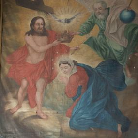 Zdjęcie nr 1: Obraz w kształcie stojącego prostokąta, ujęty drewnianą, profilowaną, złoconą ramą zawiera scenę Ukoronowania Najświętszej Marii Panny. Prawą, dolną część kompozycji zajmuje przyklękająca na obłoku, pochylona i zwrócona profilem w lewo sylwetka Matki Boskiej. Odwróconą w trzech czwartych głowę charakteryzuje owalna twarz o pełnych rysach i półprzymkniętych oczach. Zebrane do tyłu, ciemnobrązowe włosy, ozdobione sznurami pereł, częściowo osłania biała chusta owinięta wokół szyi. Maria ubrana jest w czerwoną suknię i ciemnoniebieski płaszcz. Ręce złożone są w geście modlitewnym. Głowę okala promienisty nimb oraz 12 gwiazd ułożonych w dwóch kręgach. Lewą część kompozycji zajmuje sylwetka stojącego na obłoku Jezusa w trzech czwartych zwróconego w prawo. Owalną twarz charakteryzuje krótki, brązowy zarost, długie włosy opadają puklami na ramiona. Nagą sylwetkę Jezusa częściowo osłania czerwony płaszcz, głowę okala promienisty nimb. Na dłoniach i stopach widoczne są rany po gwoździach. W lewej, wyciągniętej przed siebie ręce ma berło, prawą wraz z Bogiem Ojcem podtrzymuje koronę nad głową Marii. Za Jezusem widoczny jest duży, ciemnobrązowy krzyż. W prawej, górnej części kompozycji znajduje się postać siedzącego na obłokach Boga Ojca zwróconego w trzech czwartych w prawo i spoglądającego w lewą stronę w dół. Boga Ojca charakteryzuje długi, siwy zarost i siwe włosy, głowę okala trójkątny nimb. Ubrany jest zieloną suknię i biały, rozwiany płaszcz. Na lewej, zgiętej w kolanie nodze ma niebieski glob ziemski, na którym wspiera dłoń z berłem. Pomiędzy postaciami Jezusa i Boga Ojca, na tle promienistej glorii unosi się gołębica Ducha Świętego. Postaci ukazane są na tle jaśniejącego nieba i obłoków.   