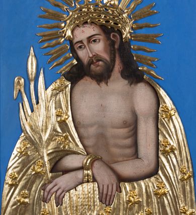 Zdjęcie nr 1: Feretron w typie obrazowym osadzony na niewysokiej, profilowanej podstawie z parą otworów na drążki. Pola obrazowe w kształcie stojących prostokątów ujmuje dekoracyjna, profilowana, złocona rama z rzeźbionym, ażurowym motywem ulistnionej wici, zwieńczona okrągłym medalionem z monogramem chrystologicznym na awersie i maryjnym na rewersie. Awers feretronu zajmuje półpostaciowy wizerunek Jezusa w typie Ecce Homo. Jezus zwrócony jest niemal na wprost. Przechyloną, zwróconą nieznacznie w trzech czwartych w prawo głowę charakteryzuje pociągła twarz o delikatnych rysach, długim nosie i krótkim, brązowym zaroście. Długie, falowane włosy opadają na barki. Głowę wieńczy cierniowa korona i okala promienisty nimb. Na twarzy, szyi i barkach widoczne są drobne stróżki krwi. Nagą klatkę piersiową Jezusa charakteryzuje rytmiczny układ żeber. Skrzyżowane na wysokości talii, zgięte w łokciach ręce związane są w nadgarstkach sznurem, w lewej dłoni trzyma pojedynczą trzcinę. Na ramiona Jezusa narzucony jest osłaniający biodra płaszcz zdobiony aplikacjami w formie rozetek na krótkich, ulistnionych łodyżkach. Elementy takie jak nimb, korona cierniowa, sznur, trzcina i płaszcz są płaskorzeźbione i złocone. Tło utrzymane jest w odcieniu szafiru. 
Rewers feretronu stanowi wizerunek Matki Boskiej Częstochowskiej. Ukazana półpostaciowo, zwrócona frontalnie Maria ma nieznacznie w trzech czwartych w lewo skierowaną głowę. Pociągłą, owalną twarz charakteryzują linearnie opracowane rysy o nieco przymkniętych oczach, długim prostym nosie i niewielkich ustach. Na prawym policzku widoczne dwie ukośne linie blizn. Maria ubrana jest w suknię i osłaniający jej głowę i sylwetkę płaszcz zdobiony aplikacjami w formie rozetek na krótkich, ulistnionych łodyżkach. Pod szyją są trzy sznury korali i krzyż. Prawą, uniesioną na wysokości klatki piersiowej dłonią o wyprostowanych palcach, wskazuje na siedzące na jej lewej ręce Dzieciątko, zwrócone w trzech czwartych w prawo. Okrągłą twarz Jezusa charakteryzują rysy dorosłego człowieka, o podobnym do Marii typie fizjonomii. Ubrany jest w długą suknię o trójkątnym dekolcie, zdobioną aplikacjami w formie rozetek. Prawą rękę unosi w geście błogosławieństwa, lewą ujmuje trzymaną na kolanach zamkniętą księgę. Karnacje postaci są ciemne, a ich głowy wieńczą korony w typie otwartym, okalają nimby z wpisanymi w nie promieniami oraz wieniec 12 gwiazd. Szaty, korony, nimby, gwiazdy i księga są płaskorzeźbione, złocone i srebrzone. Tło jest srebrzone. 
