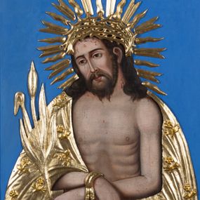 Zdjęcie nr 1: Feretron w typie obrazowym osadzony na niewysokiej, profilowanej podstawie z parą otworów na drążki. Pola obrazowe w kształcie stojących prostokątów ujmuje dekoracyjna, profilowana, złocona rama z rzeźbionym, ażurowym motywem ulistnionej wici, zwieńczona okrągłym medalionem z monogramem chrystologicznym na awersie i maryjnym na rewersie. Awers feretronu zajmuje półpostaciowy wizerunek Jezusa w typie Ecce Homo. Jezus zwrócony jest niemal na wprost. Przechyloną, zwróconą nieznacznie w trzech czwartych w prawo głowę charakteryzuje pociągła twarz o delikatnych rysach, długim nosie i krótkim, brązowym zaroście. Długie, falowane włosy opadają na barki. Głowę wieńczy cierniowa korona i okala promienisty nimb. Na twarzy, szyi i barkach widoczne są drobne stróżki krwi. Nagą klatkę piersiową Jezusa charakteryzuje rytmiczny układ żeber. Skrzyżowane na wysokości talii, zgięte w łokciach ręce związane są w nadgarstkach sznurem, w lewej dłoni trzyma pojedynczą trzcinę. Na ramiona Jezusa narzucony jest osłaniający biodra płaszcz zdobiony aplikacjami w formie rozetek na krótkich, ulistnionych łodyżkach. Elementy takie jak nimb, korona cierniowa, sznur, trzcina i płaszcz są płaskorzeźbione i złocone. Tło utrzymane jest w odcieniu szafiru. 
Rewers feretronu stanowi wizerunek Matki Boskiej Częstochowskiej. Ukazana półpostaciowo, zwrócona frontalnie Maria ma nieznacznie w trzech czwartych w lewo skierowaną głowę. Pociągłą, owalną twarz charakteryzują linearnie opracowane rysy o nieco przymkniętych oczach, długim prostym nosie i niewielkich ustach. Na prawym policzku widoczne dwie ukośne linie blizn. Maria ubrana jest w suknię i osłaniający jej głowę i sylwetkę płaszcz zdobiony aplikacjami w formie rozetek na krótkich, ulistnionych łodyżkach. Pod szyją są trzy sznury korali i krzyż. Prawą, uniesioną na wysokości klatki piersiowej dłonią o wyprostowanych palcach, wskazuje na siedzące na jej lewej ręce Dzieciątko, zwrócone w trzech czwartych w prawo. Okrągłą twarz Jezusa charakteryzują rysy dorosłego człowieka, o podobnym do Marii typie fizjonomii. Ubrany jest w długą suknię o trójkątnym dekolcie, zdobioną aplikacjami w formie rozetek. Prawą rękę unosi w geście błogosławieństwa, lewą ujmuje trzymaną na kolanach zamkniętą księgę. Karnacje postaci są ciemne, a ich głowy wieńczą korony w typie otwartym, okalają nimby z wpisanymi w nie promieniami oraz wieniec 12 gwiazd. Szaty, korony, nimby, gwiazdy i księga są płaskorzeźbione, złocone i srebrzone. Tło jest srebrzone.