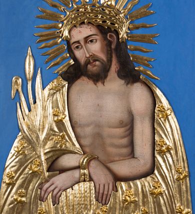 Zdjęcie nr 2: Feretron w typie obrazowym osadzony na niewysokiej, profilowanej podstawie z parą otworów na drążki. Pola obrazowe w kształcie stojących prostokątów ujmuje dekoracyjna, profilowana, złocona rama z rzeźbionym, ażurowym motywem ulistnionej wici, zwieńczona okrągłym medalionem z monogramem chrystologicznym na awersie i maryjnym na rewersie. Awers feretronu zajmuje półpostaciowy wizerunek Jezusa w typie Ecce Homo. Jezus zwrócony jest niemal na wprost. Przechyloną, zwróconą nieznacznie w trzech czwartych w prawo głowę charakteryzuje pociągła twarz o delikatnych rysach, długim nosie i krótkim, brązowym zaroście. Długie, falowane włosy opadają na barki. Głowę wieńczy cierniowa korona i okala promienisty nimb. Na twarzy, szyi i barkach widoczne są drobne stróżki krwi. Nagą klatkę piersiową Jezusa charakteryzuje rytmiczny układ żeber. Skrzyżowane na wysokości talii, zgięte w łokciach ręce związane są w nadgarstkach sznurem, w lewej dłoni trzyma pojedynczą trzcinę. Na ramiona Jezusa narzucony jest osłaniający biodra płaszcz zdobiony aplikacjami w formie rozetek na krótkich, ulistnionych łodyżkach. Elementy takie jak nimb, korona cierniowa, sznur, trzcina i płaszcz są płaskorzeźbione i złocone. Tło utrzymane jest w odcieniu szafiru. 
Rewers feretronu stanowi wizerunek Matki Boskiej Częstochowskiej. Ukazana półpostaciowo, zwrócona frontalnie Maria ma nieznacznie w trzech czwartych w lewo skierowaną głowę. Pociągłą, owalną twarz charakteryzują linearnie opracowane rysy o nieco przymkniętych oczach, długim prostym nosie i niewielkich ustach. Na prawym policzku widoczne dwie ukośne linie blizn. Maria ubrana jest w suknię i osłaniający jej głowę i sylwetkę płaszcz zdobiony aplikacjami w formie rozetek na krótkich, ulistnionych łodyżkach. Pod szyją są trzy sznury korali i krzyż. Prawą, uniesioną na wysokości klatki piersiowej dłonią o wyprostowanych palcach, wskazuje na siedzące na jej lewej ręce Dzieciątko, zwrócone w trzech czwartych w prawo. Okrągłą twarz Jezusa charakteryzują rysy dorosłego człowieka, o podobnym do Marii typie fizjonomii. Ubrany jest w długą suknię o trójkątnym dekolcie, zdobioną aplikacjami w formie rozetek. Prawą rękę unosi w geście błogosławieństwa, lewą ujmuje trzymaną na kolanach zamkniętą księgę. Karnacje postaci są ciemne, a ich głowy wieńczą korony w typie otwartym, okalają nimby z wpisanymi w nie promieniami oraz wieniec 12 gwiazd. Szaty, korony, nimby, gwiazdy i księga są płaskorzeźbione, złocone i srebrzone. Tło jest srebrzone. 
