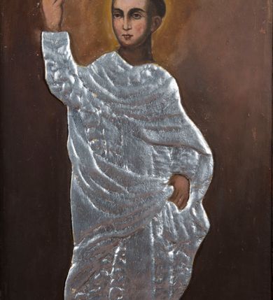 Zdjęcie nr 4: Feretron obrazowy osadzony na prostopadłościennej podstawie z parą otworów na drążki. Pola obrazowe w kształcie stojącego prostokąta ujmuje rzeźbiona, ażurowa rama w formie wici akantu w dolnej partii formującego się w parę dekoracyjnych podpór. W zwieńczeniu, pośród skłębionych akantowych liści znajduje się para zwróconych ku sobie aniołków. Na awersie przedstawiono reprezentacyjny wizerunek św. Józefa w półpostaci. Nieznacznie jest on zwrócony  w trzech czwartych w lewo, natomiast głowę kieruje w prawo. Owalną twarz charakteryzuje miękki modelunek rysów z długim, prostym nosem i krótkim zarostem. Ciemnobrązowe włosy, z puklem nad czołem, są zaczesane do tyłu. Święty po swojej lewej trzyma na rękach Dzieciątko Jezus. Niemal nagą sylwetkę, podobnie jak rysy zaokrąglonej twarzy, charakteryzuje sumaryczny modelunek. Dzieciątko prawą rękę unosi w geście błogosławieństwa, w lewej, wyciągniętej w bok trzyma kwiat białej lilii. Partie szat przesłaniają płaskorzeźbione, złocone i srebrzone sukienki zdobione motywem pojedynczych liści akantu. Głowy okalają świetliste nimby. Tło jest jednolite, ciemnobrązowe. 
Na rewersie feretronu znajduje się wizerunek nierozpoznanego świętego ukazanego niemal w całej postaci. Zwróconego w trzech czwartych w prawo mężczyznę charakteryzuje młodzieńcza fizjonomia owalnej, pozbawionej zarostu twarzy o wyrazistych, sumarycznie opracowanych rysach i mocnym, światłocieniowym modelunku. Włosy przystrzyżone są w formie tonsury. Święty prawą rękę z wyprostowanym palcem wskazującym podnosi wysoko do góry, lewą podtrzymuje połę płaszcza. Sylwetkę osłania płaskorzeźbiona, srebrzona sukienka o układzie naśladującym malarskie drapowanie. Tło obrazu jest jednolite, ciemnobrązowe.     
