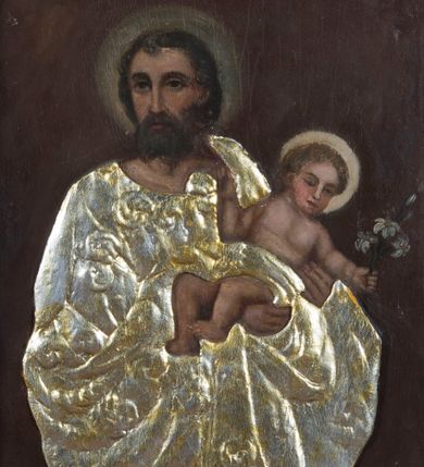 Zdjęcie nr 1: Feretron obrazowy osadzony na prostopadłościennej podstawie z parą otworów na drążki. Pola obrazowe w kształcie stojącego prostokąta ujmuje rzeźbiona, ażurowa rama w formie wici akantu w dolnej partii formującego się w parę dekoracyjnych podpór. W zwieńczeniu, pośród skłębionych akantowych liści znajduje się para zwróconych ku sobie aniołków. Na awersie przedstawiono reprezentacyjny wizerunek św. Józefa w półpostaci. Nieznacznie jest on zwrócony  w trzech czwartych w lewo, natomiast głowę kieruje w prawo. Owalną twarz charakteryzuje miękki modelunek rysów z długim, prostym nosem i krótkim zarostem. Ciemnobrązowe włosy, z puklem nad czołem, są zaczesane do tyłu. Święty po swojej lewej trzyma na rękach Dzieciątko Jezus. Niemal nagą sylwetkę, podobnie jak rysy zaokrąglonej twarzy, charakteryzuje sumaryczny modelunek. Dzieciątko prawą rękę unosi w geście błogosławieństwa, w lewej, wyciągniętej w bok trzyma kwiat białej lilii. Partie szat przesłaniają płaskorzeźbione, złocone i srebrzone sukienki zdobione motywem pojedynczych liści akantu. Głowy okalają świetliste nimby. Tło jest jednolite, ciemnobrązowe. 
Na rewersie feretronu znajduje się wizerunek nierozpoznanego świętego ukazanego niemal w całej postaci. Zwróconego w trzech czwartych w prawo mężczyznę charakteryzuje młodzieńcza fizjonomia owalnej, pozbawionej zarostu twarzy o wyrazistych, sumarycznie opracowanych rysach i mocnym, światłocieniowym modelunku. Włosy przystrzyżone są w formie tonsury. Święty prawą rękę z wyprostowanym palcem wskazującym podnosi wysoko do góry, lewą podtrzymuje połę płaszcza. Sylwetkę osłania płaskorzeźbiona, srebrzona sukienka o układzie naśladującym malarskie drapowanie. Tło obrazu jest jednolite, ciemnobrązowe.     
