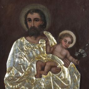 Zdjęcie nr 1: Feretron obrazowy osadzony na prostopadłościennej podstawie z parą otworów na drążki. Pola obrazowe w kształcie stojącego prostokąta ujmuje rzeźbiona, ażurowa rama w formie wici akantu w dolnej partii formującego się w parę dekoracyjnych podpór. W zwieńczeniu, pośród skłębionych akantowych liści znajduje się para zwróconych ku sobie aniołków. Na awersie przedstawiono reprezentacyjny wizerunek św. Józefa w półpostaci. Nieznacznie jest on zwrócony  w trzech czwartych w lewo, natomiast głowę kieruje w prawo. Owalną twarz charakteryzuje miękki modelunek rysów z długim, prostym nosem i krótkim zarostem. Ciemnobrązowe włosy, z puklem nad czołem, są zaczesane do tyłu. Święty po swojej lewej trzyma na rękach Dzieciątko Jezus. Niemal nagą sylwetkę, podobnie jak rysy zaokrąglonej twarzy, charakteryzuje sumaryczny modelunek. Dzieciątko prawą rękę unosi w geście błogosławieństwa, w lewej, wyciągniętej w bok trzyma kwiat białej lilii. Partie szat przesłaniają płaskorzeźbione, złocone i srebrzone sukienki zdobione motywem pojedynczych liści akantu. Głowy okalają świetliste nimby. Tło jest jednolite, ciemnobrązowe. 
Na rewersie feretronu znajduje się wizerunek nierozpoznanego świętego ukazanego niemal w całej postaci. Zwróconego w trzech czwartych w prawo mężczyznę charakteryzuje młodzieńcza fizjonomia owalnej, pozbawionej zarostu twarzy o wyrazistych, sumarycznie opracowanych rysach i mocnym, światłocieniowym modelunku. Włosy przystrzyżone są w formie tonsury. Święty prawą rękę z wyprostowanym palcem wskazującym podnosi wysoko do góry, lewą podtrzymuje połę płaszcza. Sylwetkę osłania płaskorzeźbiona, srebrzona sukienka o układzie naśladującym malarskie drapowanie. Tło obrazu jest jednolite, ciemnobrązowe.     
