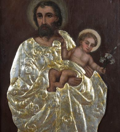 Zdjęcie nr 2: Feretron obrazowy osadzony na prostopadłościennej podstawie z parą otworów na drążki. Pola obrazowe w kształcie stojącego prostokąta ujmuje rzeźbiona, ażurowa rama w formie wici akantu w dolnej partii formującego się w parę dekoracyjnych podpór. W zwieńczeniu, pośród skłębionych akantowych liści znajduje się para zwróconych ku sobie aniołków. Na awersie przedstawiono reprezentacyjny wizerunek św. Józefa w półpostaci. Nieznacznie jest on zwrócony  w trzech czwartych w lewo, natomiast głowę kieruje w prawo. Owalną twarz charakteryzuje miękki modelunek rysów z długim, prostym nosem i krótkim zarostem. Ciemnobrązowe włosy, z puklem nad czołem, są zaczesane do tyłu. Święty po swojej lewej trzyma na rękach Dzieciątko Jezus. Niemal nagą sylwetkę, podobnie jak rysy zaokrąglonej twarzy, charakteryzuje sumaryczny modelunek. Dzieciątko prawą rękę unosi w geście błogosławieństwa, w lewej, wyciągniętej w bok trzyma kwiat białej lilii. Partie szat przesłaniają płaskorzeźbione, złocone i srebrzone sukienki zdobione motywem pojedynczych liści akantu. Głowy okalają świetliste nimby. Tło jest jednolite, ciemnobrązowe. 
Na rewersie feretronu znajduje się wizerunek nierozpoznanego świętego ukazanego niemal w całej postaci. Zwróconego w trzech czwartych w prawo mężczyznę charakteryzuje młodzieńcza fizjonomia owalnej, pozbawionej zarostu twarzy o wyrazistych, sumarycznie opracowanych rysach i mocnym, światłocieniowym modelunku. Włosy przystrzyżone są w formie tonsury. Święty prawą rękę z wyprostowanym palcem wskazującym podnosi wysoko do góry, lewą podtrzymuje połę płaszcza. Sylwetkę osłania płaskorzeźbiona, srebrzona sukienka o układzie naśladującym malarskie drapowanie. Tło obrazu jest jednolite, ciemnobrązowe.     
