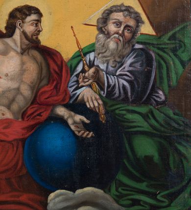 Zdjęcie nr 5: Feretron obrazowy osadzony na prostopadłościennej podstawie z parą otworów na drążki. Pola części obrazowej w kształcie stojącego prostokąta ujmuje rzeźbiona rama zdobiona ażurową wicią akantową zwieńczoną niewielkim krzyżem. Na awersie znajduje się przedstawienie Trójcy Świętej ukazanej na tle obłoków. Po prawej stronie kompozycji siedzi zwrócony na wprost Bóg Ojciec pod postacią mężczyzny w podeszłym wieku. Lekko przechyloną w lewo głowę charakteryzują siwe włosy i zarost. Ubrany jest w popielatą suknię i zielony płaszcz. W prawej ręce, wspartej na znajdującym się pośrodku kompozycji niebieskim globie ziemskim, trzyma berło, lewą wskazuje na siedzącego obok Jezusa. Głowę Boga Ojca ujmuje trójkątny nimb. Zwróconą na wprost sylwetkę Jezusa charakteryzuje układ diagonalny. Skierowaną profilem w prawo głowę cechują wyraziste rysy twarzy z krótkim, brązowym zarostem i długimi, falowanymi, opadającymi na plecy włosami. Nagą, o wydatnej muskulaturze sylwetkę Jezusa osłania w partii bioder i nóg, rozwiany czerwony płaszcz, którego poła przerzucona jest przez lewą, wspartą na globie rękę. Prawą podtrzymuje duży krzyż. Na stopach, dłoniach i w boku widoczne są rany. Głowę Jezusa okala świetlisty nimb. Powyżej, pośrodku żółtego nieba unosi się gołębica Ducha Świętego. Kolorystyka obrazu jest nasycona, intensywna o stosunkowo szerokiej gamie barwnej budowanej walorowo. 
Na rewersie feretonu ukazany jest w pełnej postaci św. Jakub Większy zwrócony w trzech czwartych w lewo. Pociągłą twarz charakteryzuje wysokie czoło z poziomymi bruzdami, długi prosty nos oraz krótki brązowy zarost i włosy. Święty ubrany jest w zieloną, przewiązaną żółtym sznurem suknię i czerwony, spięty na lewym ramieniu płaszcz. Zgięte w łokciach ręce uniesione są na wysokości torsu, w lewej trzyma otwartą księgę, w prawej kij pielgrzymi z tykwą. Smukłe dłonie charakteryzują wyraziście modelowane kości. Głowę okala aureola. Święty Jakub ukazany jest na zboczu góry, w tle rozciąga się zabudowa miasta oraz błękitne niebo pokryte chmurami.               
