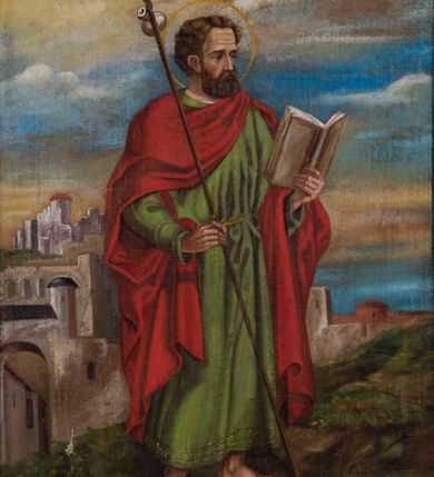 Zdjęcie nr 12: Feretron obrazowy osadzony na prostopadłościennej podstawie z parą otworów na drążki. Pola części obrazowej w kształcie stojącego prostokąta ujmuje rzeźbiona rama zdobiona ażurową wicią akantową zwieńczoną niewielkim krzyżem. Na awersie znajduje się przedstawienie Trójcy Świętej ukazanej na tle obłoków. Po prawej stronie kompozycji siedzi zwrócony na wprost Bóg Ojciec pod postacią mężczyzny w podeszłym wieku. Lekko przechyloną w lewo głowę charakteryzują siwe włosy i zarost. Ubrany jest w popielatą suknię i zielony płaszcz. W prawej ręce, wspartej na znajdującym się pośrodku kompozycji niebieskim globie ziemskim, trzyma berło, lewą wskazuje na siedzącego obok Jezusa. Głowę Boga Ojca ujmuje trójkątny nimb. Zwróconą na wprost sylwetkę Jezusa charakteryzuje układ diagonalny. Skierowaną profilem w prawo głowę cechują wyraziste rysy twarzy z krótkim, brązowym zarostem i długimi, falowanymi, opadającymi na plecy włosami. Nagą, o wydatnej muskulaturze sylwetkę Jezusa osłania w partii bioder i nóg, rozwiany czerwony płaszcz, którego poła przerzucona jest przez lewą, wspartą na globie rękę. Prawą podtrzymuje duży krzyż. Na stopach, dłoniach i w boku widoczne są rany. Głowę Jezusa okala świetlisty nimb. Powyżej, pośrodku żółtego nieba unosi się gołębica Ducha Świętego. Kolorystyka obrazu jest nasycona, intensywna o stosunkowo szerokiej gamie barwnej budowanej walorowo. 
Na rewersie feretonu ukazany jest w pełnej postaci św. Jakub Większy zwrócony w trzech czwartych w lewo. Pociągłą twarz charakteryzuje wysokie czoło z poziomymi bruzdami, długi prosty nos oraz krótki brązowy zarost i włosy. Święty ubrany jest w zieloną, przewiązaną żółtym sznurem suknię i czerwony, spięty na lewym ramieniu płaszcz. Zgięte w łokciach ręce uniesione są na wysokości torsu, w lewej trzyma otwartą księgę, w prawej kij pielgrzymi z tykwą. Smukłe dłonie charakteryzują wyraziście modelowane kości. Głowę okala aureola. Święty Jakub ukazany jest na zboczu góry, w tle rozciąga się zabudowa miasta oraz błękitne niebo pokryte chmurami.               
