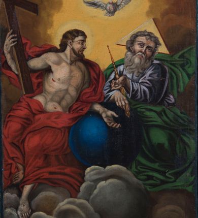 Zdjęcie nr 2: Feretron obrazowy osadzony na prostopadłościennej podstawie z parą otworów na drążki. Pola części obrazowej w kształcie stojącego prostokąta ujmuje rzeźbiona rama zdobiona ażurową wicią akantową zwieńczoną niewielkim krzyżem. Na awersie znajduje się przedstawienie Trójcy Świętej ukazanej na tle obłoków. Po prawej stronie kompozycji siedzi zwrócony na wprost Bóg Ojciec pod postacią mężczyzny w podeszłym wieku. Lekko przechyloną w lewo głowę charakteryzują siwe włosy i zarost. Ubrany jest w popielatą suknię i zielony płaszcz. W prawej ręce, wspartej na znajdującym się pośrodku kompozycji niebieskim globie ziemskim, trzyma berło, lewą wskazuje na siedzącego obok Jezusa. Głowę Boga Ojca ujmuje trójkątny nimb. Zwróconą na wprost sylwetkę Jezusa charakteryzuje układ diagonalny. Skierowaną profilem w prawo głowę cechują wyraziste rysy twarzy z krótkim, brązowym zarostem i długimi, falowanymi, opadającymi na plecy włosami. Nagą, o wydatnej muskulaturze sylwetkę Jezusa osłania w partii bioder i nóg, rozwiany czerwony płaszcz, którego poła przerzucona jest przez lewą, wspartą na globie rękę. Prawą podtrzymuje duży krzyż. Na stopach, dłoniach i w boku widoczne są rany. Głowę Jezusa okala świetlisty nimb. Powyżej, pośrodku żółtego nieba unosi się gołębica Ducha Świętego. Kolorystyka obrazu jest nasycona, intensywna o stosunkowo szerokiej gamie barwnej budowanej walorowo. 
Na rewersie feretonu ukazany jest w pełnej postaci św. Jakub Większy zwrócony w trzech czwartych w lewo. Pociągłą twarz charakteryzuje wysokie czoło z poziomymi bruzdami, długi prosty nos oraz krótki brązowy zarost i włosy. Święty ubrany jest w zieloną, przewiązaną żółtym sznurem suknię i czerwony, spięty na lewym ramieniu płaszcz. Zgięte w łokciach ręce uniesione są na wysokości torsu, w lewej trzyma otwartą księgę, w prawej kij pielgrzymi z tykwą. Smukłe dłonie charakteryzują wyraziście modelowane kości. Głowę okala aureola. Święty Jakub ukazany jest na zboczu góry, w tle rozciąga się zabudowa miasta oraz błękitne niebo pokryte chmurami.               
