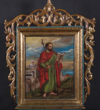 Zdjęcie nr 11: Feretron obrazowy osadzony na prostopadłościennej podstawie z parą otworów na drążki. Pola części obrazowej w kształcie stojącego prostokąta ujmuje rzeźbiona rama zdobiona ażurową wicią akantową zwieńczoną niewielkim krzyżem. Na awersie znajduje się przedstawienie Trójcy Świętej ukazanej na tle obłoków. Po prawej stronie kompozycji siedzi zwrócony na wprost Bóg Ojciec pod postacią mężczyzny w podeszłym wieku. Lekko przechyloną w lewo głowę charakteryzują siwe włosy i zarost. Ubrany jest w popielatą suknię i zielony płaszcz. W prawej ręce, wspartej na znajdującym się pośrodku kompozycji niebieskim globie ziemskim, trzyma berło, lewą wskazuje na siedzącego obok Jezusa. Głowę Boga Ojca ujmuje trójkątny nimb. Zwróconą na wprost sylwetkę Jezusa charakteryzuje układ diagonalny. Skierowaną profilem w prawo głowę cechują wyraziste rysy twarzy z krótkim, brązowym zarostem i długimi, falowanymi, opadającymi na plecy włosami. Nagą, o wydatnej muskulaturze sylwetkę Jezusa osłania w partii bioder i nóg, rozwiany czerwony płaszcz, którego poła przerzucona jest przez lewą, wspartą na globie rękę. Prawą podtrzymuje duży krzyż. Na stopach, dłoniach i w boku widoczne są rany. Głowę Jezusa okala świetlisty nimb. Powyżej, pośrodku żółtego nieba unosi się gołębica Ducha Świętego. Kolorystyka obrazu jest nasycona, intensywna o stosunkowo szerokiej gamie barwnej budowanej walorowo. 
Na rewersie feretonu ukazany jest w pełnej postaci św. Jakub Większy zwrócony w trzech czwartych w lewo. Pociągłą twarz charakteryzuje wysokie czoło z poziomymi bruzdami, długi prosty nos oraz krótki brązowy zarost i włosy. Święty ubrany jest w zieloną, przewiązaną żółtym sznurem suknię i czerwony, spięty na lewym ramieniu płaszcz. Zgięte w łokciach ręce uniesione są na wysokości torsu, w lewej trzyma otwartą księgę, w prawej kij pielgrzymi z tykwą. Smukłe dłonie charakteryzują wyraziście modelowane kości. Głowę okala aureola. Święty Jakub ukazany jest na zboczu góry, w tle rozciąga się zabudowa miasta oraz błękitne niebo pokryte chmurami.               
