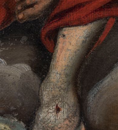 Zdjęcie nr 10: Feretron obrazowy osadzony na prostopadłościennej podstawie z parą otworów na drążki. Pola części obrazowej w kształcie stojącego prostokąta ujmuje rzeźbiona rama zdobiona ażurową wicią akantową zwieńczoną niewielkim krzyżem. Na awersie znajduje się przedstawienie Trójcy Świętej ukazanej na tle obłoków. Po prawej stronie kompozycji siedzi zwrócony na wprost Bóg Ojciec pod postacią mężczyzny w podeszłym wieku. Lekko przechyloną w lewo głowę charakteryzują siwe włosy i zarost. Ubrany jest w popielatą suknię i zielony płaszcz. W prawej ręce, wspartej na znajdującym się pośrodku kompozycji niebieskim globie ziemskim, trzyma berło, lewą wskazuje na siedzącego obok Jezusa. Głowę Boga Ojca ujmuje trójkątny nimb. Zwróconą na wprost sylwetkę Jezusa charakteryzuje układ diagonalny. Skierowaną profilem w prawo głowę cechują wyraziste rysy twarzy z krótkim, brązowym zarostem i długimi, falowanymi, opadającymi na plecy włosami. Nagą, o wydatnej muskulaturze sylwetkę Jezusa osłania w partii bioder i nóg, rozwiany czerwony płaszcz, którego poła przerzucona jest przez lewą, wspartą na globie rękę. Prawą podtrzymuje duży krzyż. Na stopach, dłoniach i w boku widoczne są rany. Głowę Jezusa okala świetlisty nimb. Powyżej, pośrodku żółtego nieba unosi się gołębica Ducha Świętego. Kolorystyka obrazu jest nasycona, intensywna o stosunkowo szerokiej gamie barwnej budowanej walorowo. 
Na rewersie feretonu ukazany jest w pełnej postaci św. Jakub Większy zwrócony w trzech czwartych w lewo. Pociągłą twarz charakteryzuje wysokie czoło z poziomymi bruzdami, długi prosty nos oraz krótki brązowy zarost i włosy. Święty ubrany jest w zieloną, przewiązaną żółtym sznurem suknię i czerwony, spięty na lewym ramieniu płaszcz. Zgięte w łokciach ręce uniesione są na wysokości torsu, w lewej trzyma otwartą księgę, w prawej kij pielgrzymi z tykwą. Smukłe dłonie charakteryzują wyraziście modelowane kości. Głowę okala aureola. Święty Jakub ukazany jest na zboczu góry, w tle rozciąga się zabudowa miasta oraz błękitne niebo pokryte chmurami.               
