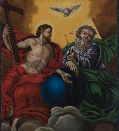 Zdjęcie nr 1: Feretron obrazowy osadzony na prostopadłościennej podstawie z parą otworów na drążki. Pola części obrazowej w kształcie stojącego prostokąta ujmuje rzeźbiona rama zdobiona ażurową wicią akantową zwieńczoną niewielkim krzyżem. Na awersie znajduje się przedstawienie Trójcy Świętej ukazanej na tle obłoków. Po prawej stronie kompozycji siedzi zwrócony na wprost Bóg Ojciec pod postacią mężczyzny w podeszłym wieku. Lekko przechyloną w lewo głowę charakteryzują siwe włosy i zarost. Ubrany jest w popielatą suknię i zielony płaszcz. W prawej ręce, wspartej na znajdującym się pośrodku kompozycji niebieskim globie ziemskim, trzyma berło, lewą wskazuje na siedzącego obok Jezusa. Głowę Boga Ojca ujmuje trójkątny nimb. Zwróconą na wprost sylwetkę Jezusa charakteryzuje układ diagonalny. Skierowaną profilem w prawo głowę cechują wyraziste rysy twarzy z krótkim, brązowym zarostem i długimi, falowanymi, opadającymi na plecy włosami. Nagą, o wydatnej muskulaturze sylwetkę Jezusa osłania w partii bioder i nóg, rozwiany czerwony płaszcz, którego poła przerzucona jest przez lewą, wspartą na globie rękę. Prawą podtrzymuje duży krzyż. Na stopach, dłoniach i w boku widoczne są rany. Głowę Jezusa okala świetlisty nimb. Powyżej, pośrodku żółtego nieba unosi się gołębica Ducha Świętego. Kolorystyka obrazu jest nasycona, intensywna o stosunkowo szerokiej gamie barwnej budowanej walorowo. 
Na rewersie feretonu ukazany jest w pełnej postaci św. Jakub Większy zwrócony w trzech czwartych w lewo. Pociągłą twarz charakteryzuje wysokie czoło z poziomymi bruzdami, długi prosty nos oraz krótki brązowy zarost i włosy. Święty ubrany jest w zieloną, przewiązaną żółtym sznurem suknię i czerwony, spięty na lewym ramieniu płaszcz. Zgięte w łokciach ręce uniesione są na wysokości torsu, w lewej trzyma otwartą księgę, w prawej kij pielgrzymi z tykwą. Smukłe dłonie charakteryzują wyraziście modelowane kości. Głowę okala aureola. Święty Jakub ukazany jest na zboczu góry, w tle rozciąga się zabudowa miasta oraz błękitne niebo pokryte chmurami.               
