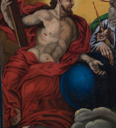 Zdjęcie nr 7: Feretron obrazowy osadzony na prostopadłościennej podstawie z parą otworów na drążki. Pola części obrazowej w kształcie stojącego prostokąta ujmuje rzeźbiona rama zdobiona ażurową wicią akantową zwieńczoną niewielkim krzyżem. Na awersie znajduje się przedstawienie Trójcy Świętej ukazanej na tle obłoków. Po prawej stronie kompozycji siedzi zwrócony na wprost Bóg Ojciec pod postacią mężczyzny w podeszłym wieku. Lekko przechyloną w lewo głowę charakteryzują siwe włosy i zarost. Ubrany jest w popielatą suknię i zielony płaszcz. W prawej ręce, wspartej na znajdującym się pośrodku kompozycji niebieskim globie ziemskim, trzyma berło, lewą wskazuje na siedzącego obok Jezusa. Głowę Boga Ojca ujmuje trójkątny nimb. Zwróconą na wprost sylwetkę Jezusa charakteryzuje układ diagonalny. Skierowaną profilem w prawo głowę cechują wyraziste rysy twarzy z krótkim, brązowym zarostem i długimi, falowanymi, opadającymi na plecy włosami. Nagą, o wydatnej muskulaturze sylwetkę Jezusa osłania w partii bioder i nóg, rozwiany czerwony płaszcz, którego poła przerzucona jest przez lewą, wspartą na globie rękę. Prawą podtrzymuje duży krzyż. Na stopach, dłoniach i w boku widoczne są rany. Głowę Jezusa okala świetlisty nimb. Powyżej, pośrodku żółtego nieba unosi się gołębica Ducha Świętego. Kolorystyka obrazu jest nasycona, intensywna o stosunkowo szerokiej gamie barwnej budowanej walorowo. 
Na rewersie feretonu ukazany jest w pełnej postaci św. Jakub Większy zwrócony w trzech czwartych w lewo. Pociągłą twarz charakteryzuje wysokie czoło z poziomymi bruzdami, długi prosty nos oraz krótki brązowy zarost i włosy. Święty ubrany jest w zieloną, przewiązaną żółtym sznurem suknię i czerwony, spięty na lewym ramieniu płaszcz. Zgięte w łokciach ręce uniesione są na wysokości torsu, w lewej trzyma otwartą księgę, w prawej kij pielgrzymi z tykwą. Smukłe dłonie charakteryzują wyraziście modelowane kości. Głowę okala aureola. Święty Jakub ukazany jest na zboczu góry, w tle rozciąga się zabudowa miasta oraz błękitne niebo pokryte chmurami.               
