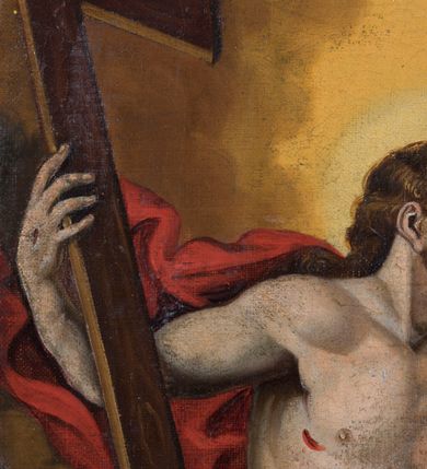 Zdjęcie nr 9: Feretron obrazowy osadzony na prostopadłościennej podstawie z parą otworów na drążki. Pola części obrazowej w kształcie stojącego prostokąta ujmuje rzeźbiona rama zdobiona ażurową wicią akantową zwieńczoną niewielkim krzyżem. Na awersie znajduje się przedstawienie Trójcy Świętej ukazanej na tle obłoków. Po prawej stronie kompozycji siedzi zwrócony na wprost Bóg Ojciec pod postacią mężczyzny w podeszłym wieku. Lekko przechyloną w lewo głowę charakteryzują siwe włosy i zarost. Ubrany jest w popielatą suknię i zielony płaszcz. W prawej ręce, wspartej na znajdującym się pośrodku kompozycji niebieskim globie ziemskim, trzyma berło, lewą wskazuje na siedzącego obok Jezusa. Głowę Boga Ojca ujmuje trójkątny nimb. Zwróconą na wprost sylwetkę Jezusa charakteryzuje układ diagonalny. Skierowaną profilem w prawo głowę cechują wyraziste rysy twarzy z krótkim, brązowym zarostem i długimi, falowanymi, opadającymi na plecy włosami. Nagą, o wydatnej muskulaturze sylwetkę Jezusa osłania w partii bioder i nóg, rozwiany czerwony płaszcz, którego poła przerzucona jest przez lewą, wspartą na globie rękę. Prawą podtrzymuje duży krzyż. Na stopach, dłoniach i w boku widoczne są rany. Głowę Jezusa okala świetlisty nimb. Powyżej, pośrodku żółtego nieba unosi się gołębica Ducha Świętego. Kolorystyka obrazu jest nasycona, intensywna o stosunkowo szerokiej gamie barwnej budowanej walorowo. 
Na rewersie feretonu ukazany jest w pełnej postaci św. Jakub Większy zwrócony w trzech czwartych w lewo. Pociągłą twarz charakteryzuje wysokie czoło z poziomymi bruzdami, długi prosty nos oraz krótki brązowy zarost i włosy. Święty ubrany jest w zieloną, przewiązaną żółtym sznurem suknię i czerwony, spięty na lewym ramieniu płaszcz. Zgięte w łokciach ręce uniesione są na wysokości torsu, w lewej trzyma otwartą księgę, w prawej kij pielgrzymi z tykwą. Smukłe dłonie charakteryzują wyraziście modelowane kości. Głowę okala aureola. Święty Jakub ukazany jest na zboczu góry, w tle rozciąga się zabudowa miasta oraz błękitne niebo pokryte chmurami.               
