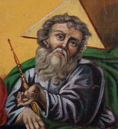 Zdjęcie nr 4: Feretron obrazowy osadzony na prostopadłościennej podstawie z parą otworów na drążki. Pola części obrazowej w kształcie stojącego prostokąta ujmuje rzeźbiona rama zdobiona ażurową wicią akantową zwieńczoną niewielkim krzyżem. Na awersie znajduje się przedstawienie Trójcy Świętej ukazanej na tle obłoków. Po prawej stronie kompozycji siedzi zwrócony na wprost Bóg Ojciec pod postacią mężczyzny w podeszłym wieku. Lekko przechyloną w lewo głowę charakteryzują siwe włosy i zarost. Ubrany jest w popielatą suknię i zielony płaszcz. W prawej ręce, wspartej na znajdującym się pośrodku kompozycji niebieskim globie ziemskim, trzyma berło, lewą wskazuje na siedzącego obok Jezusa. Głowę Boga Ojca ujmuje trójkątny nimb. Zwróconą na wprost sylwetkę Jezusa charakteryzuje układ diagonalny. Skierowaną profilem w prawo głowę cechują wyraziste rysy twarzy z krótkim, brązowym zarostem i długimi, falowanymi, opadającymi na plecy włosami. Nagą, o wydatnej muskulaturze sylwetkę Jezusa osłania w partii bioder i nóg, rozwiany czerwony płaszcz, którego poła przerzucona jest przez lewą, wspartą na globie rękę. Prawą podtrzymuje duży krzyż. Na stopach, dłoniach i w boku widoczne są rany. Głowę Jezusa okala świetlisty nimb. Powyżej, pośrodku żółtego nieba unosi się gołębica Ducha Świętego. Kolorystyka obrazu jest nasycona, intensywna o stosunkowo szerokiej gamie barwnej budowanej walorowo. 
Na rewersie feretonu ukazany jest w pełnej postaci św. Jakub Większy zwrócony w trzech czwartych w lewo. Pociągłą twarz charakteryzuje wysokie czoło z poziomymi bruzdami, długi prosty nos oraz krótki brązowy zarost i włosy. Święty ubrany jest w zieloną, przewiązaną żółtym sznurem suknię i czerwony, spięty na lewym ramieniu płaszcz. Zgięte w łokciach ręce uniesione są na wysokości torsu, w lewej trzyma otwartą księgę, w prawej kij pielgrzymi z tykwą. Smukłe dłonie charakteryzują wyraziście modelowane kości. Głowę okala aureola. Święty Jakub ukazany jest na zboczu góry, w tle rozciąga się zabudowa miasta oraz błękitne niebo pokryte chmurami.               
