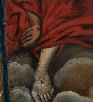 Zdjęcie nr 8: Feretron obrazowy osadzony na prostopadłościennej podstawie z parą otworów na drążki. Pola części obrazowej w kształcie stojącego prostokąta ujmuje rzeźbiona rama zdobiona ażurową wicią akantową zwieńczoną niewielkim krzyżem. Na awersie znajduje się przedstawienie Trójcy Świętej ukazanej na tle obłoków. Po prawej stronie kompozycji siedzi zwrócony na wprost Bóg Ojciec pod postacią mężczyzny w podeszłym wieku. Lekko przechyloną w lewo głowę charakteryzują siwe włosy i zarost. Ubrany jest w popielatą suknię i zielony płaszcz. W prawej ręce, wspartej na znajdującym się pośrodku kompozycji niebieskim globie ziemskim, trzyma berło, lewą wskazuje na siedzącego obok Jezusa. Głowę Boga Ojca ujmuje trójkątny nimb. Zwróconą na wprost sylwetkę Jezusa charakteryzuje układ diagonalny. Skierowaną profilem w prawo głowę cechują wyraziste rysy twarzy z krótkim, brązowym zarostem i długimi, falowanymi, opadającymi na plecy włosami. Nagą, o wydatnej muskulaturze sylwetkę Jezusa osłania w partii bioder i nóg, rozwiany czerwony płaszcz, którego poła przerzucona jest przez lewą, wspartą na globie rękę. Prawą podtrzymuje duży krzyż. Na stopach, dłoniach i w boku widoczne są rany. Głowę Jezusa okala świetlisty nimb. Powyżej, pośrodku żółtego nieba unosi się gołębica Ducha Świętego. Kolorystyka obrazu jest nasycona, intensywna o stosunkowo szerokiej gamie barwnej budowanej walorowo. 
Na rewersie feretonu ukazany jest w pełnej postaci św. Jakub Większy zwrócony w trzech czwartych w lewo. Pociągłą twarz charakteryzuje wysokie czoło z poziomymi bruzdami, długi prosty nos oraz krótki brązowy zarost i włosy. Święty ubrany jest w zieloną, przewiązaną żółtym sznurem suknię i czerwony, spięty na lewym ramieniu płaszcz. Zgięte w łokciach ręce uniesione są na wysokości torsu, w lewej trzyma otwartą księgę, w prawej kij pielgrzymi z tykwą. Smukłe dłonie charakteryzują wyraziście modelowane kości. Głowę okala aureola. Święty Jakub ukazany jest na zboczu góry, w tle rozciąga się zabudowa miasta oraz błękitne niebo pokryte chmurami.               
