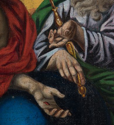 Zdjęcie nr 6: Feretron obrazowy osadzony na prostopadłościennej podstawie z parą otworów na drążki. Pola części obrazowej w kształcie stojącego prostokąta ujmuje rzeźbiona rama zdobiona ażurową wicią akantową zwieńczoną niewielkim krzyżem. Na awersie znajduje się przedstawienie Trójcy Świętej ukazanej na tle obłoków. Po prawej stronie kompozycji siedzi zwrócony na wprost Bóg Ojciec pod postacią mężczyzny w podeszłym wieku. Lekko przechyloną w lewo głowę charakteryzują siwe włosy i zarost. Ubrany jest w popielatą suknię i zielony płaszcz. W prawej ręce, wspartej na znajdującym się pośrodku kompozycji niebieskim globie ziemskim, trzyma berło, lewą wskazuje na siedzącego obok Jezusa. Głowę Boga Ojca ujmuje trójkątny nimb. Zwróconą na wprost sylwetkę Jezusa charakteryzuje układ diagonalny. Skierowaną profilem w prawo głowę cechują wyraziste rysy twarzy z krótkim, brązowym zarostem i długimi, falowanymi, opadającymi na plecy włosami. Nagą, o wydatnej muskulaturze sylwetkę Jezusa osłania w partii bioder i nóg, rozwiany czerwony płaszcz, którego poła przerzucona jest przez lewą, wspartą na globie rękę. Prawą podtrzymuje duży krzyż. Na stopach, dłoniach i w boku widoczne są rany. Głowę Jezusa okala świetlisty nimb. Powyżej, pośrodku żółtego nieba unosi się gołębica Ducha Świętego. Kolorystyka obrazu jest nasycona, intensywna o stosunkowo szerokiej gamie barwnej budowanej walorowo. 
Na rewersie feretonu ukazany jest w pełnej postaci św. Jakub Większy zwrócony w trzech czwartych w lewo. Pociągłą twarz charakteryzuje wysokie czoło z poziomymi bruzdami, długi prosty nos oraz krótki brązowy zarost i włosy. Święty ubrany jest w zieloną, przewiązaną żółtym sznurem suknię i czerwony, spięty na lewym ramieniu płaszcz. Zgięte w łokciach ręce uniesione są na wysokości torsu, w lewej trzyma otwartą księgę, w prawej kij pielgrzymi z tykwą. Smukłe dłonie charakteryzują wyraziście modelowane kości. Głowę okala aureola. Święty Jakub ukazany jest na zboczu góry, w tle rozciąga się zabudowa miasta oraz błękitne niebo pokryte chmurami.               
