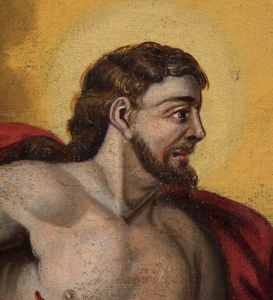 Zdjęcie nr 3: Feretron obrazowy osadzony na prostopadłościennej podstawie z parą otworów na drążki. Pola części obrazowej w kształcie stojącego prostokąta ujmuje rzeźbiona rama zdobiona ażurową wicią akantową zwieńczoną niewielkim krzyżem. Na awersie znajduje się przedstawienie Trójcy Świętej ukazanej na tle obłoków. Po prawej stronie kompozycji siedzi zwrócony na wprost Bóg Ojciec pod postacią mężczyzny w podeszłym wieku. Lekko przechyloną w lewo głowę charakteryzują siwe włosy i zarost. Ubrany jest w popielatą suknię i zielony płaszcz. W prawej ręce, wspartej na znajdującym się pośrodku kompozycji niebieskim globie ziemskim, trzyma berło, lewą wskazuje na siedzącego obok Jezusa. Głowę Boga Ojca ujmuje trójkątny nimb. Zwróconą na wprost sylwetkę Jezusa charakteryzuje układ diagonalny. Skierowaną profilem w prawo głowę cechują wyraziste rysy twarzy z krótkim, brązowym zarostem i długimi, falowanymi, opadającymi na plecy włosami. Nagą, o wydatnej muskulaturze sylwetkę Jezusa osłania w partii bioder i nóg, rozwiany czerwony płaszcz, którego poła przerzucona jest przez lewą, wspartą na globie rękę. Prawą podtrzymuje duży krzyż. Na stopach, dłoniach i w boku widoczne są rany. Głowę Jezusa okala świetlisty nimb. Powyżej, pośrodku żółtego nieba unosi się gołębica Ducha Świętego. Kolorystyka obrazu jest nasycona, intensywna o stosunkowo szerokiej gamie barwnej budowanej walorowo. 
Na rewersie feretonu ukazany jest w pełnej postaci św. Jakub Większy zwrócony w trzech czwartych w lewo. Pociągłą twarz charakteryzuje wysokie czoło z poziomymi bruzdami, długi prosty nos oraz krótki brązowy zarost i włosy. Święty ubrany jest w zieloną, przewiązaną żółtym sznurem suknię i czerwony, spięty na lewym ramieniu płaszcz. Zgięte w łokciach ręce uniesione są na wysokości torsu, w lewej trzyma otwartą księgę, w prawej kij pielgrzymi z tykwą. Smukłe dłonie charakteryzują wyraziście modelowane kości. Głowę okala aureola. Święty Jakub ukazany jest na zboczu góry, w tle rozciąga się zabudowa miasta oraz błękitne niebo pokryte chmurami.               
