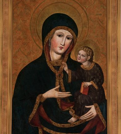 Zdjęcie nr 2: Obraz w kształcie stojącego prostokąta, z przedstawieniem Matki Boskiej z Dzieciątkiem w typie Hodegetrii Krakowskiej. Maria przedstawiona w półpostaci, z głową przechyloną na lewo. Lewą ręką obejmuje Dzieciątko, dłonią prawej ręki wskazuje na Syna. Twarz owalna o jasnej karnacji z policzkami podkreślonymi różem, o regularnych łukach brwiowych, długim wąskim nosie, drobnych czerwonych ustach. Dłonie wysmukłe o długich palcach. Ubrana ciemnoniebieską suknię z wąskimi rękawami, ozdobioną pod szyją i końcach rękawów złotą bordiurą. Cała postać okryta maforionum w takim samym kolorze co suknia, z czerwoną podszewką, ozdobionym złotą bordiurą i spiętym na piersiach owalną kameryzowaną broszą. Spod maforionu widoczna biała chusta na głowie. Dzieciątko, ujęte w trzech czwartych, zwrócone w prawo, w kierunku Matki, Siedzi na jej lewym przedramieniu, z głową pochyloną do przodu. Głowa kulista, z jasnymi kędzierzawymi włosami ułożonymi w loki i wydatną małżowiną lewego ucha; twarz o jasnej karnacji z zaróżowionymi policzkami. Prawą dłonią błogosławi, lewą podtrzymuje kodeks w czerwonej oprawie oparty na lewym kolanie. Ubrane w długą i szeroką granatową sukienkę, ozdobioną drobnym wzorem patronowym malowanym złotem w proszku. Spod sukienki widać bose stopy.  Wokół głów nimby promieniste. Tło (wtórne) złocone na bolusie, zdobione motywami roślinnymi.   