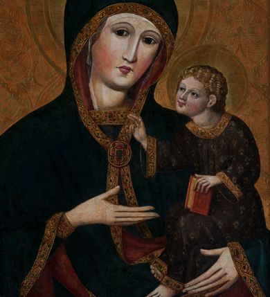 Zdjęcie nr 3: Obraz w kształcie stojącego prostokąta, z przedstawieniem Matki Boskiej z Dzieciątkiem w typie Hodegetrii Krakowskiej. Maria przedstawiona w półpostaci, z głową przechyloną na lewo. Lewą ręką obejmuje Dzieciątko, dłonią prawej ręki wskazuje na Syna. Twarz owalna o jasnej karnacji z policzkami podkreślonymi różem, o regularnych łukach brwiowych, długim wąskim nosie, drobnych czerwonych ustach. Dłonie wysmukłe o długich palcach. Ubrana ciemnoniebieską suknię z wąskimi rękawami, ozdobioną pod szyją i końcach rękawów złotą bordiurą. Cała postać okryta maforionum w takim samym kolorze co suknia, z czerwoną podszewką, ozdobionym złotą bordiurą i spiętym na piersiach owalną kameryzowaną broszą. Spod maforionu widoczna biała chusta na głowie. Dzieciątko, ujęte w trzech czwartych, zwrócone w prawo, w kierunku Matki, Siedzi na jej lewym przedramieniu, z głową pochyloną do przodu. Głowa kulista, z jasnymi kędzierzawymi włosami ułożonymi w loki i wydatną małżowiną lewego ucha; twarz o jasnej karnacji z zaróżowionymi policzkami. Prawą dłonią błogosławi, lewą podtrzymuje kodeks w czerwonej oprawie oparty na lewym kolanie. Ubrane w długą i szeroką granatową sukienkę, ozdobioną drobnym wzorem patronowym malowanym złotem w proszku. Spod sukienki widać bose stopy.  Wokół głów nimby promieniste. Tło (wtórne) złocone na bolusie, zdobione motywami roślinnymi.   