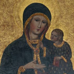 Zdjęcie nr 1: Obraz w kształcie stojącego prostokąta, z przedstawieniem Matki Boskiej z Dzieciątkiem w typie Hodegetrii Krakowskiej. Maria przedstawiona w półpostaci, z głową przechyloną na lewo. Lewą ręką obejmuje Dzieciątko, dłonią prawej ręki wskazuje na Syna. Twarz owalna o jasnej karnacji z policzkami podkreślonymi różem, o regularnych łukach brwiowych, długim wąskim nosie, drobnych czerwonych ustach. Dłonie wysmukłe o długich palcach. Ubrana ciemnoniebieską suknię z wąskimi rękawami, ozdobioną pod szyją i końcach rękawów złotą bordiurą. Cała postać okryta maforionum w takim samym kolorze co suknia, z czerwoną podszewką, ozdobionym złotą bordiurą i spiętym na piersiach owalną kameryzowaną broszą. Spod maforionu widoczna biała chusta na głowie. Dzieciątko, ujęte w trzech czwartych, zwrócone w prawo, w kierunku Matki, Siedzi na jej lewym przedramieniu, z głową pochyloną do przodu. Głowa kulista, z jasnymi kędzierzawymi włosami ułożonymi w loki i wydatną małżowiną lewego ucha; twarz o jasnej karnacji z zaróżowionymi policzkami. Prawą dłonią błogosławi, lewą podtrzymuje kodeks w czerwonej oprawie oparty na lewym kolanie. Ubrane w długą i szeroką granatową sukienkę, ozdobioną drobnym wzorem patronowym malowanym złotem w proszku. Spod sukienki widać bose stopy.  Wokół głów nimby promieniste. Tło (wtórne) złocone na bolusie, zdobione motywami roślinnymi.   