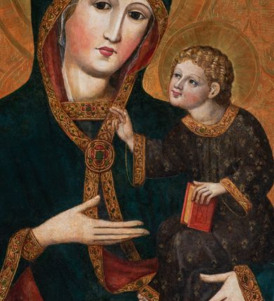 Zdjęcie nr 4: Obraz w kształcie stojącego prostokąta, z przedstawieniem Matki Boskiej z Dzieciątkiem w typie Hodegetrii Krakowskiej. Maria przedstawiona w półpostaci, z głową przechyloną na lewo. Lewą ręką obejmuje Dzieciątko, dłonią prawej ręki wskazuje na Syna. Twarz owalna o jasnej karnacji z policzkami podkreślonymi różem, o regularnych łukach brwiowych, długim wąskim nosie, drobnych czerwonych ustach. Dłonie wysmukłe o długich palcach. Ubrana ciemnoniebieską suknię z wąskimi rękawami, ozdobioną pod szyją i końcach rękawów złotą bordiurą. Cała postać okryta maforionum w takim samym kolorze co suknia, z czerwoną podszewką, ozdobionym złotą bordiurą i spiętym na piersiach owalną kameryzowaną broszą. Spod maforionu widoczna biała chusta na głowie. Dzieciątko, ujęte w trzech czwartych, zwrócone w prawo, w kierunku Matki, Siedzi na jej lewym przedramieniu, z głową pochyloną do przodu. Głowa kulista, z jasnymi kędzierzawymi włosami ułożonymi w loki i wydatną małżowiną lewego ucha; twarz o jasnej karnacji z zaróżowionymi policzkami. Prawą dłonią błogosławi, lewą podtrzymuje kodeks w czerwonej oprawie oparty na lewym kolanie. Ubrane w długą i szeroką granatową sukienkę, ozdobioną drobnym wzorem patronowym malowanym złotem w proszku. Spod sukienki widać bose stopy.  Wokół głów nimby promieniste. Tło (wtórne) złocone na bolusie, zdobione motywami roślinnymi.   