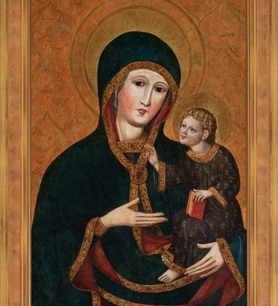 Zdjęcie nr 6: Obraz w kształcie stojącego prostokąta, z przedstawieniem Matki Boskiej z Dzieciątkiem w typie Hodegetrii Krakowskiej. Maria przedstawiona w półpostaci, z głową przechyloną na lewo. Lewą ręką obejmuje Dzieciątko, dłonią prawej ręki wskazuje na Syna. Twarz owalna o jasnej karnacji z policzkami podkreślonymi różem, o regularnych łukach brwiowych, długim wąskim nosie, drobnych czerwonych ustach. Dłonie wysmukłe o długich palcach. Ubrana ciemnoniebieską suknię z wąskimi rękawami, ozdobioną pod szyją i końcach rękawów złotą bordiurą. Cała postać okryta maforionum w takim samym kolorze co suknia, z czerwoną podszewką, ozdobionym złotą bordiurą i spiętym na piersiach owalną kameryzowaną broszą. Spod maforionu widoczna biała chusta na głowie. Dzieciątko, ujęte w trzech czwartych, zwrócone w prawo, w kierunku Matki, Siedzi na jej lewym przedramieniu, z głową pochyloną do przodu. Głowa kulista, z jasnymi kędzierzawymi włosami ułożonymi w loki i wydatną małżowiną lewego ucha; twarz o jasnej karnacji z zaróżowionymi policzkami. Prawą dłonią błogosławi, lewą podtrzymuje kodeks w czerwonej oprawie oparty na lewym kolanie. Ubrane w długą i szeroką granatową sukienkę, ozdobioną drobnym wzorem patronowym malowanym złotem w proszku. Spod sukienki widać bose stopy.  Wokół głów nimby promieniste. Tło (wtórne) złocone na bolusie, zdobione motywami roślinnymi.   