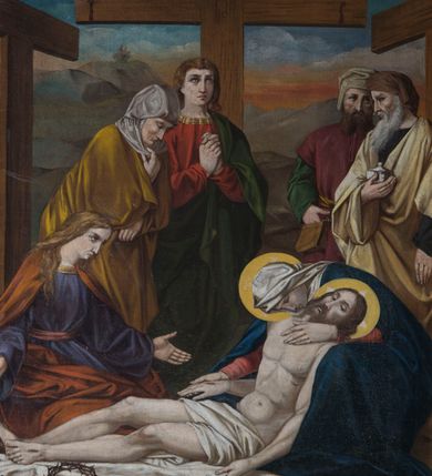 Zdjęcie nr 15: Czternaście obrazów ukazujących mękę i śmierć Chrystusa w drewnianych, złoconych ramach w kształcie stojącego prostokąta z półkolistym zwieńczeniem o krawędziach zdobionych liśćmi i wolutami, z banderolą z napisem &quot;STACYA&quot; i kolejnym numerem, zwieńczonego krzyżem.  Obrazy tworzą jednorodną grupę ukazującą kolejne etapy męki Chrystusa, w naturalistycznym otoczeniu wnętrz lub krajobrazu. Jezus jest ubrany w czerwoną suknię i niebieski płaszcz, ma bladą twarz i brązowe, opadające na ramiona włosy. Pozostałe postacie są modelowane naturalistycznie, z wyraźną gestykulacją wyrażającą uczucia i ubrane w różnobarwne stroje.  