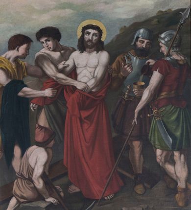 Zdjęcie nr 5: Czternaście obrazów ukazujących mękę i śmierć Chrystusa w drewnianych, złoconych ramach w kształcie stojącego prostokąta z półkolistym zwieńczeniem o krawędziach zdobionych liśćmi i wolutami, z banderolą z napisem &quot;STACYA&quot; i kolejnym numerem, zwieńczonego krzyżem.  Obrazy tworzą jednorodną grupę ukazującą kolejne etapy męki Chrystusa, w naturalistycznym otoczeniu wnętrz lub krajobrazu. Jezus jest ubrany w czerwoną suknię i niebieski płaszcz, ma bladą twarz i brązowe, opadające na ramiona włosy. Pozostałe postacie są modelowane naturalistycznie, z wyraźną gestykulacją wyrażającą uczucia i ubrane w różnobarwne stroje.  