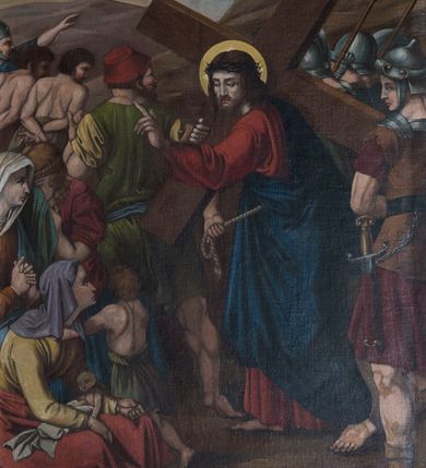 Zdjęcie nr 8: Czternaście obrazów ukazujących mękę i śmierć Chrystusa w drewnianych, złoconych ramach w kształcie stojącego prostokąta z półkolistym zwieńczeniem o krawędziach zdobionych liśćmi i wolutami, z banderolą z napisem &quot;STACYA&quot; i kolejnym numerem, zwieńczonego krzyżem.  Obrazy tworzą jednorodną grupę ukazującą kolejne etapy męki Chrystusa, w naturalistycznym otoczeniu wnętrz lub krajobrazu. Jezus jest ubrany w czerwoną suknię i niebieski płaszcz, ma bladą twarz i brązowe, opadające na ramiona włosy. Pozostałe postacie są modelowane naturalistycznie, z wyraźną gestykulacją wyrażającą uczucia i ubrane w różnobarwne stroje.  