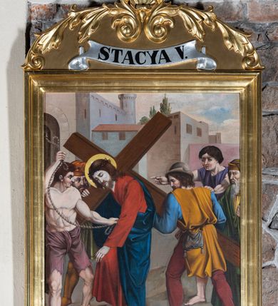 Zdjęcie nr 1: Czternaście obrazów ukazujących mękę i śmierć Chrystusa w drewnianych, złoconych ramach w kształcie stojącego prostokąta z półkolistym zwieńczeniem o krawędziach zdobionych liśćmi i wolutami, z banderolą z napisem &quot;STACYA&quot; i kolejnym numerem, zwieńczonego krzyżem.  Obrazy tworzą jednorodną grupę ukazującą kolejne etapy męki Chrystusa, w naturalistycznym otoczeniu wnętrz lub krajobrazu. Jezus jest ubrany w czerwoną suknię i niebieski płaszcz, ma bladą twarz i brązowe, opadające na ramiona włosy. Pozostałe postacie są modelowane naturalistycznie, z wyraźną gestykulacją wyrażającą uczucia i ubrane w różnobarwne stroje.  