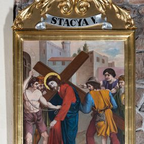 Zdjęcie nr 1: Czternaście obrazów ukazujących mękę i śmierć Chrystusa w drewnianych, złoconych ramach w kształcie stojącego prostokąta z półkolistym zwieńczeniem o krawędziach zdobionych liśćmi i wolutami, z banderolą z napisem &quot;STACYA&quot; i kolejnym numerem, zwieńczonego krzyżem.  Obrazy tworzą jednorodną grupę ukazującą kolejne etapy męki Chrystusa, w naturalistycznym otoczeniu wnętrz lub krajobrazu. Jezus jest ubrany w czerwoną suknię i niebieski płaszcz, ma bladą twarz i brązowe, opadające na ramiona włosy. Pozostałe postacie są modelowane naturalistycznie, z wyraźną gestykulacją wyrażającą uczucia i ubrane w różnobarwne stroje.  