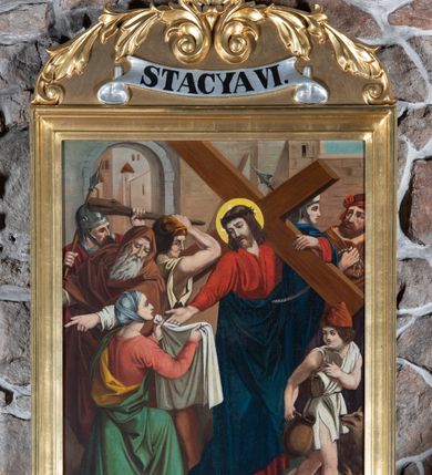 Zdjęcie nr 2: Czternaście obrazów ukazujących mękę i śmierć Chrystusa w drewnianych, złoconych ramach w kształcie stojącego prostokąta z półkolistym zwieńczeniem o krawędziach zdobionych liśćmi i wolutami, z banderolą z napisem "STACYA" i kolejnym numerem, zwieńczonego krzyżem.  Obrazy tworzą jednorodną grupę ukazującą kolejne etapy męki Chrystusa, w naturalistycznym otoczeniu wnętrz lub krajobrazu. Jezus jest ubrany w czerwoną suknię i niebieski płaszcz, ma bladą twarz i brązowe, opadające na ramiona włosy. Pozostałe postacie są modelowane naturalistycznie, z wyraźną gestykulacją wyrażającą uczucia i ubrane w różnobarwne stroje.  