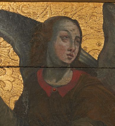 Zdjęcie nr 13: Predella ustawiona na niskim, profilowanym cokole, zamknięta profilowanym gzymsem, z wyodrębnionymi skrajnie dwoma pilastrami oraz tabernakulum po środku. Pilastry wypełnione tłoczonym w zaprawie i złoconym ornamentem okuciowym z kaboszonami i rautami, flankowane uszami w formie łuku półkolistego nadwieszonego z uskokiem. Drzwiczki tabernakulum w formie stojącego prostokąta, ujęte profilowaną ramą, w polu przedstawienie kielicha z hostią w glorii promienistej. W polach pomiędzy pilastrami a tabernakulum malowane przedstawienia aniołów z arma Christi przed parapetem, na złoconym i tłoczonym w zaprawie tle wypełnionym ornamentem roślinnym z elementami rozet, wici roślinnej i lilii heraldycznych. W lewej części półpostać anioła zwróconego w trzech czwartych w prawo, z uniesioną głową skierowaną w przeciwną stronę. W prawej, uniesionej ręce trzyma trzcinę, lewą opuszczoną wskazuje na parapet, gdzie leżą korona cierniowa, łańcuchy i sznur. Anioł ma owalną twarz, o wąskich, migdałowatych oczach skierowanych w górę, wąskim nosie i pełnych, rozchylonych ustach, okoloną rozwianymi, jasnobrązowymi włosami, sięgającymi ramion. Ubrany jest w szarą szatę spodnią z długimi, wąskimi rękawami i zieloną szatę wierzchnią z szerokimi rękawami i czerwonym kołnierzykiem. Skrzydła ma duże, złożone. W prawej części półpostać anioła ukazanego frontalnie z głową skierowaną w prawo. Lewą ugiętą ręką przytrzymuje włócznię, w dłoni trzyma sznur oraz palcem wskazuje na parapet, na którym leży nóż, prawą ręka trzyma sakwę pieniędzy leżącą na parapecie. Twarz ma owalną, o wąskich, migdałowatych oczach, prostym nosie i pełnych ustach, okoloną falowanymi włosami, sięgającymi ramion. Anioł ubrany jest w biało-szarą szatę spodnią o wąskich rękawach oraz ciemnoróżowy płaszcz skrzyżowany na piersi. Skrzydła duże, złożone.