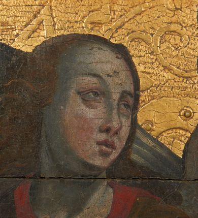 Zdjęcie nr 15: Predella ustawiona na niskim, profilowanym cokole, zamknięta profilowanym gzymsem, z wyodrębnionymi skrajnie dwoma pilastrami oraz tabernakulum po środku. Pilastry wypełnione tłoczonym w zaprawie i złoconym ornamentem okuciowym z kaboszonami i rautami, flankowane uszami w formie łuku półkolistego nadwieszonego z uskokiem. Drzwiczki tabernakulum w formie stojącego prostokąta, ujęte profilowaną ramą, w polu przedstawienie kielicha z hostią w glorii promienistej. W polach pomiędzy pilastrami a tabernakulum malowane przedstawienia aniołów z arma Christi przed parapetem, na złoconym i tłoczonym w zaprawie tle wypełnionym ornamentem roślinnym z elementami rozet, wici roślinnej i lilii heraldycznych. W lewej części półpostać anioła zwróconego w trzech czwartych w prawo, z uniesioną głową skierowaną w przeciwną stronę. W prawej, uniesionej ręce trzyma trzcinę, lewą opuszczoną wskazuje na parapet, gdzie leżą korona cierniowa, łańcuchy i sznur. Anioł ma owalną twarz, o wąskich, migdałowatych oczach skierowanych w górę, wąskim nosie i pełnych, rozchylonych ustach, okoloną rozwianymi, jasnobrązowymi włosami, sięgającymi ramion. Ubrany jest w szarą szatę spodnią z długimi, wąskimi rękawami i zieloną szatę wierzchnią z szerokimi rękawami i czerwonym kołnierzykiem. Skrzydła ma duże, złożone. W prawej części półpostać anioła ukazanego frontalnie z głową skierowaną w prawo. Lewą ugiętą ręką przytrzymuje włócznię, w dłoni trzyma sznur oraz palcem wskazuje na parapet, na którym leży nóż, prawą ręka trzyma sakwę pieniędzy leżącą na parapecie. Twarz ma owalną, o wąskich, migdałowatych oczach, prostym nosie i pełnych ustach, okoloną falowanymi włosami, sięgającymi ramion. Anioł ubrany jest w biało-szarą szatę spodnią o wąskich rękawach oraz ciemnoróżowy płaszcz skrzyżowany na piersi. Skrzydła duże, złożone.