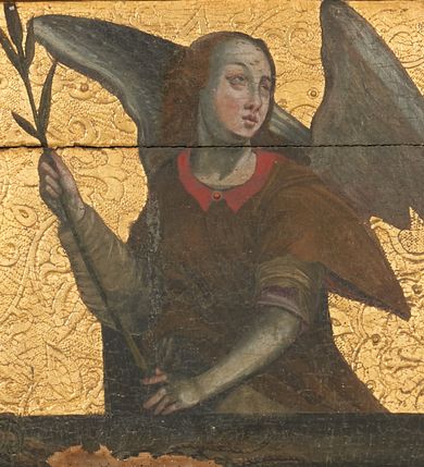 Zdjęcie nr 1: Predella ustawiona na niskim, profilowanym cokole, zamknięta profilowanym gzymsem, z wyodrębnionymi skrajnie dwoma pilastrami oraz tabernakulum po środku. Pilastry wypełnione tłoczonym w zaprawie i złoconym ornamentem okuciowym z kaboszonami i rautami, flankowane uszami w formie łuku półkolistego nadwieszonego z uskokiem. Drzwiczki tabernakulum w formie stojącego prostokąta, ujęte profilowaną ramą, w polu przedstawienie kielicha z hostią w glorii promienistej. W polach pomiędzy pilastrami a tabernakulum malowane przedstawienia aniołów z arma Christi przed parapetem, na złoconym i tłoczonym w zaprawie tle wypełnionym ornamentem roślinnym z elementami rozet, wici roślinnej i lilii heraldycznych. W lewej części półpostać anioła zwróconego w trzech czwartych w prawo, z uniesioną głową skierowaną w przeciwną stronę. W prawej, uniesionej ręce trzyma trzcinę, lewą opuszczoną wskazuje na parapet, gdzie leżą korona cierniowa, łańcuchy i sznur. Anioł ma owalną twarz, o wąskich, migdałowatych oczach skierowanych w górę, wąskim nosie i pełnych, rozchylonych ustach, okoloną rozwianymi, jasnobrązowymi włosami, sięgającymi ramion. Ubrany jest w szarą szatę spodnią z długimi, wąskimi rękawami i zieloną szatę wierzchnią z szerokimi rękawami i czerwonym kołnierzykiem. Skrzydła ma duże, złożone. W prawej części półpostać anioła ukazanego frontalnie z głową skierowaną w prawo. Lewą ugiętą ręką przytrzymuje włócznię, w dłoni trzyma sznur oraz palcem wskazuje na parapet, na którym leży nóż, prawą ręka trzyma sakwę pieniędzy leżącą na parapecie. Twarz ma owalną, o wąskich, migdałowatych oczach, prostym nosie i pełnych ustach, okoloną falowanymi włosami, sięgającymi ramion. Anioł ubrany jest w biało-szarą szatę spodnią o wąskich rękawach oraz ciemnoróżowy płaszcz skrzyżowany na piersi. Skrzydła duże, złożone.