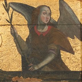 Zdjęcie nr 1: Predella ustawiona na niskim, profilowanym cokole, zamknięta profilowanym gzymsem, z wyodrębnionymi skrajnie dwoma pilastrami oraz tabernakulum po środku. Pilastry wypełnione tłoczonym w zaprawie i złoconym ornamentem okuciowym z kaboszonami i rautami, flankowane uszami w formie łuku półkolistego nadwieszonego z uskokiem. Drzwiczki tabernakulum w formie stojącego prostokąta, ujęte profilowaną ramą, w polu przedstawienie kielicha z hostią w glorii promienistej. W polach pomiędzy pilastrami a tabernakulum malowane przedstawienia aniołów z arma Christi przed parapetem, na złoconym i tłoczonym w zaprawie tle wypełnionym ornamentem roślinnym z elementami rozet, wici roślinnej i lilii heraldycznych. W lewej części półpostać anioła zwróconego w trzech czwartych w prawo, z uniesioną głową skierowaną w przeciwną stronę. W prawej, uniesionej ręce trzyma trzcinę, lewą opuszczoną wskazuje na parapet, gdzie leżą korona cierniowa, łańcuchy i sznur. Anioł ma owalną twarz, o wąskich, migdałowatych oczach skierowanych w górę, wąskim nosie i pełnych, rozchylonych ustach, okoloną rozwianymi, jasnobrązowymi włosami, sięgającymi ramion. Ubrany jest w szarą szatę spodnią z długimi, wąskimi rękawami i zieloną szatę wierzchnią z szerokimi rękawami i czerwonym kołnierzykiem. Skrzydła ma duże, złożone. W prawej części półpostać anioła ukazanego frontalnie z głową skierowaną w prawo. Lewą ugiętą ręką przytrzymuje włócznię, w dłoni trzyma sznur oraz palcem wskazuje na parapet, na którym leży nóż, prawą ręka trzyma sakwę pieniędzy leżącą na parapecie. Twarz ma owalną, o wąskich, migdałowatych oczach, prostym nosie i pełnych ustach, okoloną falowanymi włosami, sięgającymi ramion. Anioł ubrany jest w biało-szarą szatę spodnią o wąskich rękawach oraz ciemnoróżowy płaszcz skrzyżowany na piersi. Skrzydła duże, złożone.