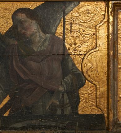 Zdjęcie nr 4: Predella ustawiona na niskim, profilowanym cokole, zamknięta profilowanym gzymsem, z wyodrębnionymi skrajnie dwoma pilastrami oraz tabernakulum po środku. Pilastry wypełnione tłoczonym w zaprawie i złoconym ornamentem okuciowym z kaboszonami i rautami, flankowane uszami w formie łuku półkolistego nadwieszonego z uskokiem. Drzwiczki tabernakulum w formie stojącego prostokąta, ujęte profilowaną ramą, w polu przedstawienie kielicha z hostią w glorii promienistej. W polach pomiędzy pilastrami a tabernakulum malowane przedstawienia aniołów z arma Christi przed parapetem, na złoconym i tłoczonym w zaprawie tle wypełnionym ornamentem roślinnym z elementami rozet, wici roślinnej i lilii heraldycznych. W lewej części półpostać anioła zwróconego w trzech czwartych w prawo, z uniesioną głową skierowaną w przeciwną stronę. W prawej, uniesionej ręce trzyma trzcinę, lewą opuszczoną wskazuje na parapet, gdzie leżą korona cierniowa, łańcuchy i sznur. Anioł ma owalną twarz, o wąskich, migdałowatych oczach skierowanych w górę, wąskim nosie i pełnych, rozchylonych ustach, okoloną rozwianymi, jasnobrązowymi włosami, sięgającymi ramion. Ubrany jest w szarą szatę spodnią z długimi, wąskimi rękawami i zieloną szatę wierzchnią z szerokimi rękawami i czerwonym kołnierzykiem. Skrzydła ma duże, złożone. W prawej części półpostać anioła ukazanego frontalnie z głową skierowaną w prawo. Lewą ugiętą ręką przytrzymuje włócznię, w dłoni trzyma sznur oraz palcem wskazuje na parapet, na którym leży nóż, prawą ręka trzyma sakwę pieniędzy leżącą na parapecie. Twarz ma owalną, o wąskich, migdałowatych oczach, prostym nosie i pełnych ustach, okoloną falowanymi włosami, sięgającymi ramion. Anioł ubrany jest w biało-szarą szatę spodnią o wąskich rękawach oraz ciemnoróżowy płaszcz skrzyżowany na piersi. Skrzydła duże, złożone.