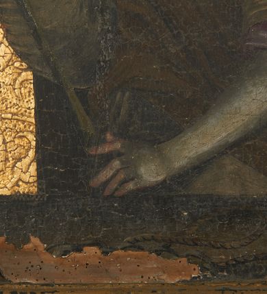 Zdjęcie nr 9: Predella ustawiona na niskim, profilowanym cokole, zamknięta profilowanym gzymsem, z wyodrębnionymi skrajnie dwoma pilastrami oraz tabernakulum po środku. Pilastry wypełnione tłoczonym w zaprawie i złoconym ornamentem okuciowym z kaboszonami i rautami, flankowane uszami w formie łuku półkolistego nadwieszonego z uskokiem. Drzwiczki tabernakulum w formie stojącego prostokąta, ujęte profilowaną ramą, w polu przedstawienie kielicha z hostią w glorii promienistej. W polach pomiędzy pilastrami a tabernakulum malowane przedstawienia aniołów z arma Christi przed parapetem, na złoconym i tłoczonym w zaprawie tle wypełnionym ornamentem roślinnym z elementami rozet, wici roślinnej i lilii heraldycznych. W lewej części półpostać anioła zwróconego w trzech czwartych w prawo, z uniesioną głową skierowaną w przeciwną stronę. W prawej, uniesionej ręce trzyma trzcinę, lewą opuszczoną wskazuje na parapet, gdzie leżą korona cierniowa, łańcuchy i sznur. Anioł ma owalną twarz, o wąskich, migdałowatych oczach skierowanych w górę, wąskim nosie i pełnych, rozchylonych ustach, okoloną rozwianymi, jasnobrązowymi włosami, sięgającymi ramion. Ubrany jest w szarą szatę spodnią z długimi, wąskimi rękawami i zieloną szatę wierzchnią z szerokimi rękawami i czerwonym kołnierzykiem. Skrzydła ma duże, złożone. W prawej części półpostać anioła ukazanego frontalnie z głową skierowaną w prawo. Lewą ugiętą ręką przytrzymuje włócznię, w dłoni trzyma sznur oraz palcem wskazuje na parapet, na którym leży nóż, prawą ręka trzyma sakwę pieniędzy leżącą na parapecie. Twarz ma owalną, o wąskich, migdałowatych oczach, prostym nosie i pełnych ustach, okoloną falowanymi włosami, sięgającymi ramion. Anioł ubrany jest w biało-szarą szatę spodnią o wąskich rękawach oraz ciemnoróżowy płaszcz skrzyżowany na piersi. Skrzydła duże, złożone.