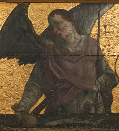 Zdjęcie nr 3: Predella ustawiona na niskim, profilowanym cokole, zamknięta profilowanym gzymsem, z wyodrębnionymi skrajnie dwoma pilastrami oraz tabernakulum po środku. Pilastry wypełnione tłoczonym w zaprawie i złoconym ornamentem okuciowym z kaboszonami i rautami, flankowane uszami w formie łuku półkolistego nadwieszonego z uskokiem. Drzwiczki tabernakulum w formie stojącego prostokąta, ujęte profilowaną ramą, w polu przedstawienie kielicha z hostią w glorii promienistej. W polach pomiędzy pilastrami a tabernakulum malowane przedstawienia aniołów z arma Christi przed parapetem, na złoconym i tłoczonym w zaprawie tle wypełnionym ornamentem roślinnym z elementami rozet, wici roślinnej i lilii heraldycznych. W lewej części półpostać anioła zwróconego w trzech czwartych w prawo, z uniesioną głową skierowaną w przeciwną stronę. W prawej, uniesionej ręce trzyma trzcinę, lewą opuszczoną wskazuje na parapet, gdzie leżą korona cierniowa, łańcuchy i sznur. Anioł ma owalną twarz, o wąskich, migdałowatych oczach skierowanych w górę, wąskim nosie i pełnych, rozchylonych ustach, okoloną rozwianymi, jasnobrązowymi włosami, sięgającymi ramion. Ubrany jest w szarą szatę spodnią z długimi, wąskimi rękawami i zieloną szatę wierzchnią z szerokimi rękawami i czerwonym kołnierzykiem. Skrzydła ma duże, złożone. W prawej części półpostać anioła ukazanego frontalnie z głową skierowaną w prawo. Lewą ugiętą ręką przytrzymuje włócznię, w dłoni trzyma sznur oraz palcem wskazuje na parapet, na którym leży nóż, prawą ręka trzyma sakwę pieniędzy leżącą na parapecie. Twarz ma owalną, o wąskich, migdałowatych oczach, prostym nosie i pełnych ustach, okoloną falowanymi włosami, sięgającymi ramion. Anioł ubrany jest w biało-szarą szatę spodnią o wąskich rękawach oraz ciemnoróżowy płaszcz skrzyżowany na piersi. Skrzydła duże, złożone.