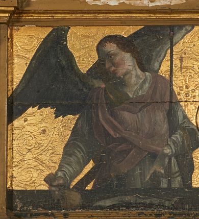 Zdjęcie nr 17: Predella ustawiona na niskim, profilowanym cokole, zamknięta profilowanym gzymsem, z wyodrębnionymi skrajnie dwoma pilastrami oraz tabernakulum po środku. Pilastry wypełnione tłoczonym w zaprawie i złoconym ornamentem okuciowym z kaboszonami i rautami, flankowane uszami w formie łuku półkolistego nadwieszonego z uskokiem. Drzwiczki tabernakulum w formie stojącego prostokąta, ujęte profilowaną ramą, w polu przedstawienie kielicha z hostią w glorii promienistej. W polach pomiędzy pilastrami a tabernakulum malowane przedstawienia aniołów z arma Christi przed parapetem, na złoconym i tłoczonym w zaprawie tle wypełnionym ornamentem roślinnym z elementami rozet, wici roślinnej i lilii heraldycznych. W lewej części półpostać anioła zwróconego w trzech czwartych w prawo, z uniesioną głową skierowaną w przeciwną stronę. W prawej, uniesionej ręce trzyma trzcinę, lewą opuszczoną wskazuje na parapet, gdzie leżą korona cierniowa, łańcuchy i sznur. Anioł ma owalną twarz, o wąskich, migdałowatych oczach skierowanych w górę, wąskim nosie i pełnych, rozchylonych ustach, okoloną rozwianymi, jasnobrązowymi włosami, sięgającymi ramion. Ubrany jest w szarą szatę spodnią z długimi, wąskimi rękawami i zieloną szatę wierzchnią z szerokimi rękawami i czerwonym kołnierzykiem. Skrzydła ma duże, złożone. W prawej części półpostać anioła ukazanego frontalnie z głową skierowaną w prawo. Lewą ugiętą ręką przytrzymuje włócznię, w dłoni trzyma sznur oraz palcem wskazuje na parapet, na którym leży nóż, prawą ręka trzyma sakwę pieniędzy leżącą na parapecie. Twarz ma owalną, o wąskich, migdałowatych oczach, prostym nosie i pełnych ustach, okoloną falowanymi włosami, sięgającymi ramion. Anioł ubrany jest w biało-szarą szatę spodnią o wąskich rękawach oraz ciemnoróżowy płaszcz skrzyżowany na piersi. Skrzydła duże, złożone.