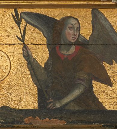 Zdjęcie nr 12: Predella ustawiona na niskim, profilowanym cokole, zamknięta profilowanym gzymsem, z wyodrębnionymi skrajnie dwoma pilastrami oraz tabernakulum po środku. Pilastry wypełnione tłoczonym w zaprawie i złoconym ornamentem okuciowym z kaboszonami i rautami, flankowane uszami w formie łuku półkolistego nadwieszonego z uskokiem. Drzwiczki tabernakulum w formie stojącego prostokąta, ujęte profilowaną ramą, w polu przedstawienie kielicha z hostią w glorii promienistej. W polach pomiędzy pilastrami a tabernakulum malowane przedstawienia aniołów z arma Christi przed parapetem, na złoconym i tłoczonym w zaprawie tle wypełnionym ornamentem roślinnym z elementami rozet, wici roślinnej i lilii heraldycznych. W lewej części półpostać anioła zwróconego w trzech czwartych w prawo, z uniesioną głową skierowaną w przeciwną stronę. W prawej, uniesionej ręce trzyma trzcinę, lewą opuszczoną wskazuje na parapet, gdzie leżą korona cierniowa, łańcuchy i sznur. Anioł ma owalną twarz, o wąskich, migdałowatych oczach skierowanych w górę, wąskim nosie i pełnych, rozchylonych ustach, okoloną rozwianymi, jasnobrązowymi włosami, sięgającymi ramion. Ubrany jest w szarą szatę spodnią z długimi, wąskimi rękawami i zieloną szatę wierzchnią z szerokimi rękawami i czerwonym kołnierzykiem. Skrzydła ma duże, złożone. W prawej części półpostać anioła ukazanego frontalnie z głową skierowaną w prawo. Lewą ugiętą ręką przytrzymuje włócznię, w dłoni trzyma sznur oraz palcem wskazuje na parapet, na którym leży nóż, prawą ręka trzyma sakwę pieniędzy leżącą na parapecie. Twarz ma owalną, o wąskich, migdałowatych oczach, prostym nosie i pełnych ustach, okoloną falowanymi włosami, sięgającymi ramion. Anioł ubrany jest w biało-szarą szatę spodnią o wąskich rękawach oraz ciemnoróżowy płaszcz skrzyżowany na piersi. Skrzydła duże, złożone.