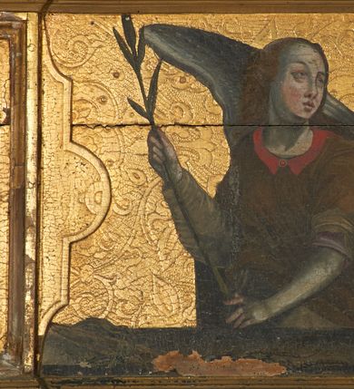 Zdjęcie nr 2: Predella ustawiona na niskim, profilowanym cokole, zamknięta profilowanym gzymsem, z wyodrębnionymi skrajnie dwoma pilastrami oraz tabernakulum po środku. Pilastry wypełnione tłoczonym w zaprawie i złoconym ornamentem okuciowym z kaboszonami i rautami, flankowane uszami w formie łuku półkolistego nadwieszonego z uskokiem. Drzwiczki tabernakulum w formie stojącego prostokąta, ujęte profilowaną ramą, w polu przedstawienie kielicha z hostią w glorii promienistej. W polach pomiędzy pilastrami a tabernakulum malowane przedstawienia aniołów z arma Christi przed parapetem, na złoconym i tłoczonym w zaprawie tle wypełnionym ornamentem roślinnym z elementami rozet, wici roślinnej i lilii heraldycznych. W lewej części półpostać anioła zwróconego w trzech czwartych w prawo, z uniesioną głową skierowaną w przeciwną stronę. W prawej, uniesionej ręce trzyma trzcinę, lewą opuszczoną wskazuje na parapet, gdzie leżą korona cierniowa, łańcuchy i sznur. Anioł ma owalną twarz, o wąskich, migdałowatych oczach skierowanych w górę, wąskim nosie i pełnych, rozchylonych ustach, okoloną rozwianymi, jasnobrązowymi włosami, sięgającymi ramion. Ubrany jest w szarą szatę spodnią z długimi, wąskimi rękawami i zieloną szatę wierzchnią z szerokimi rękawami i czerwonym kołnierzykiem. Skrzydła ma duże, złożone. W prawej części półpostać anioła ukazanego frontalnie z głową skierowaną w prawo. Lewą ugiętą ręką przytrzymuje włócznię, w dłoni trzyma sznur oraz palcem wskazuje na parapet, na którym leży nóż, prawą ręka trzyma sakwę pieniędzy leżącą na parapecie. Twarz ma owalną, o wąskich, migdałowatych oczach, prostym nosie i pełnych ustach, okoloną falowanymi włosami, sięgającymi ramion. Anioł ubrany jest w biało-szarą szatę spodnią o wąskich rękawach oraz ciemnoróżowy płaszcz skrzyżowany na piersi. Skrzydła duże, złożone.